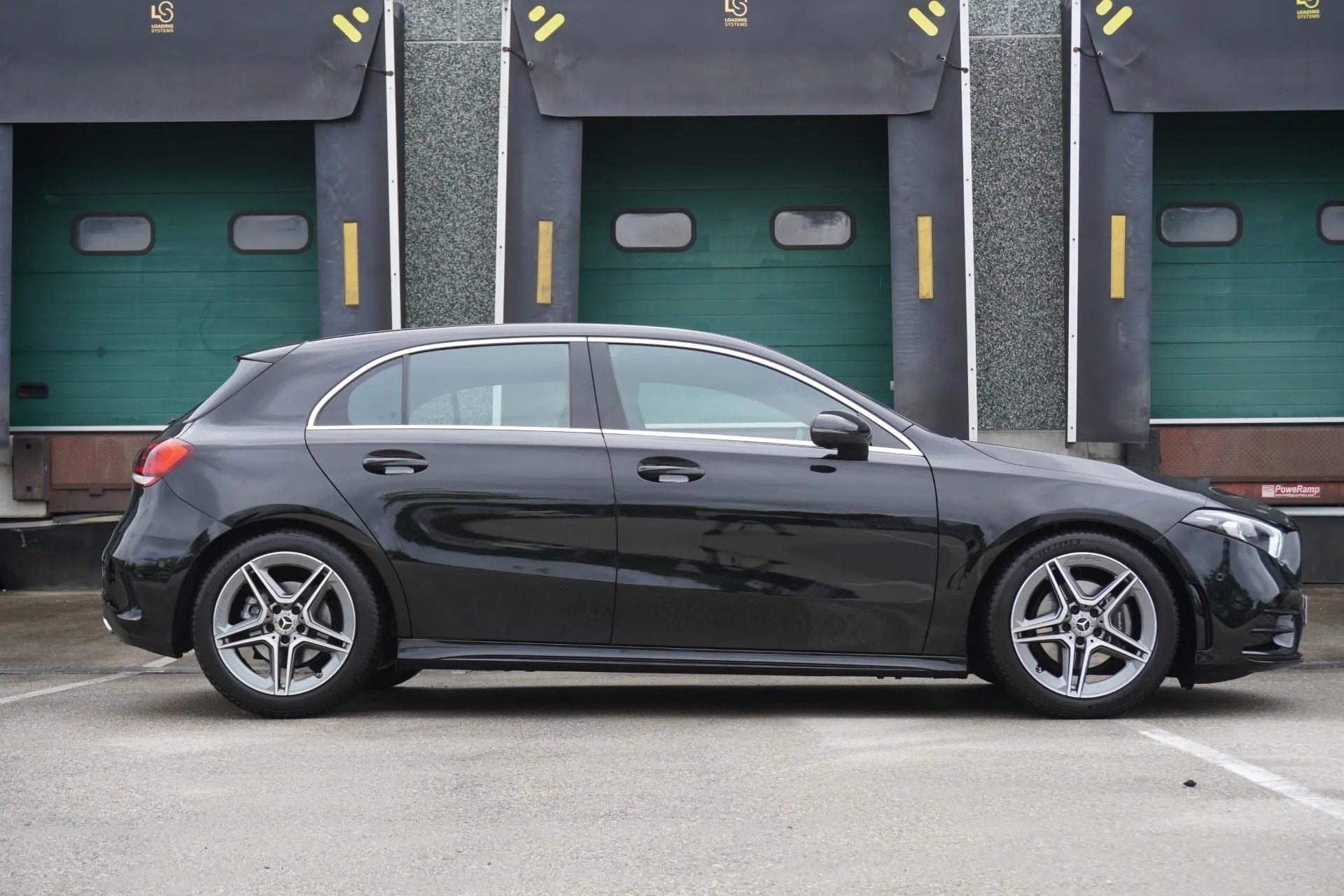 Mercedes-Benz A-Klasse 200pk Business Solution AMG, Gebruikt, 4 cilinders, Origineel Nederlands, 1600 kg