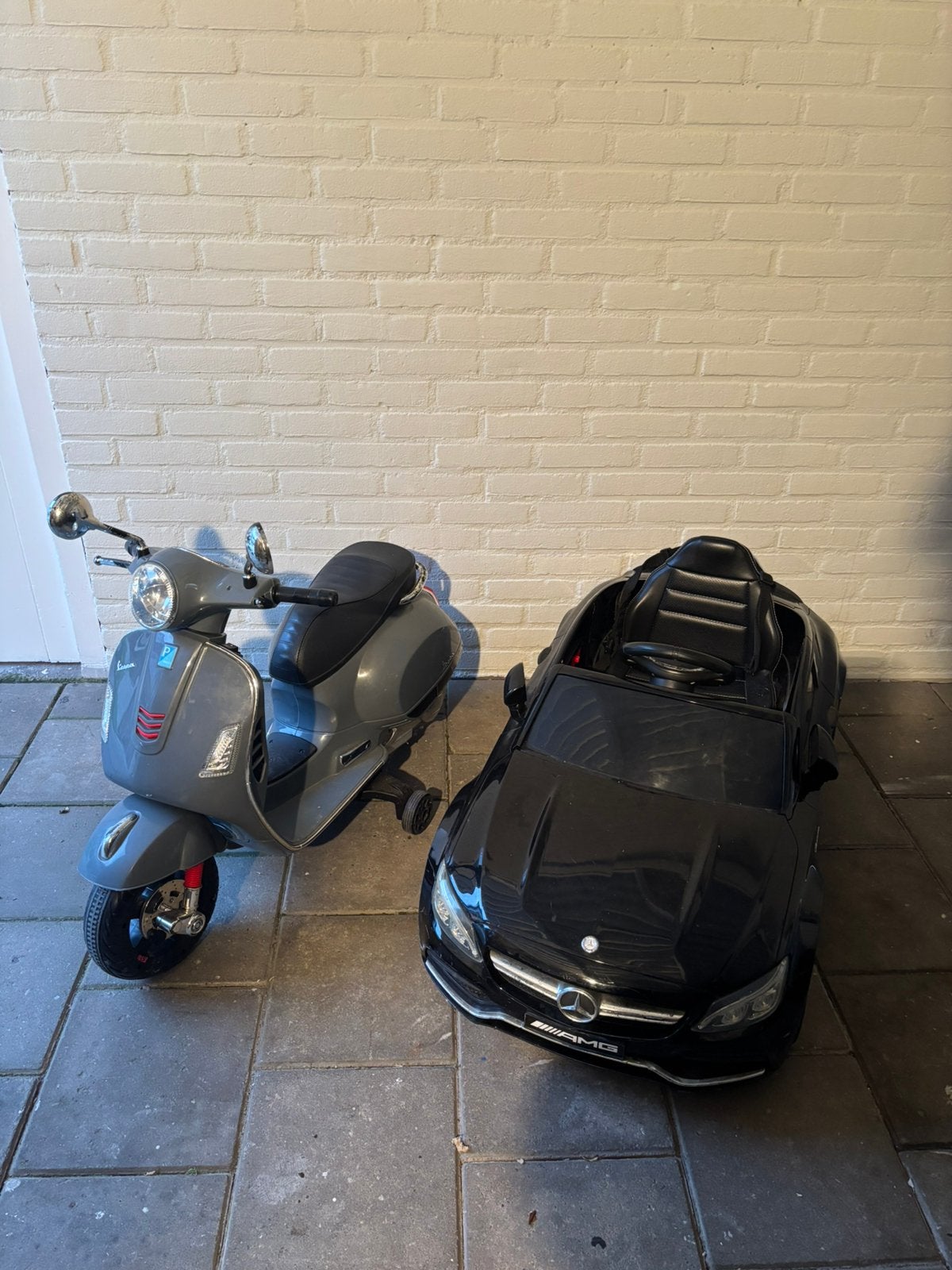 Elektrische kinderauto Mercedes & Vespa scooter, Ophalen, Gebruikt