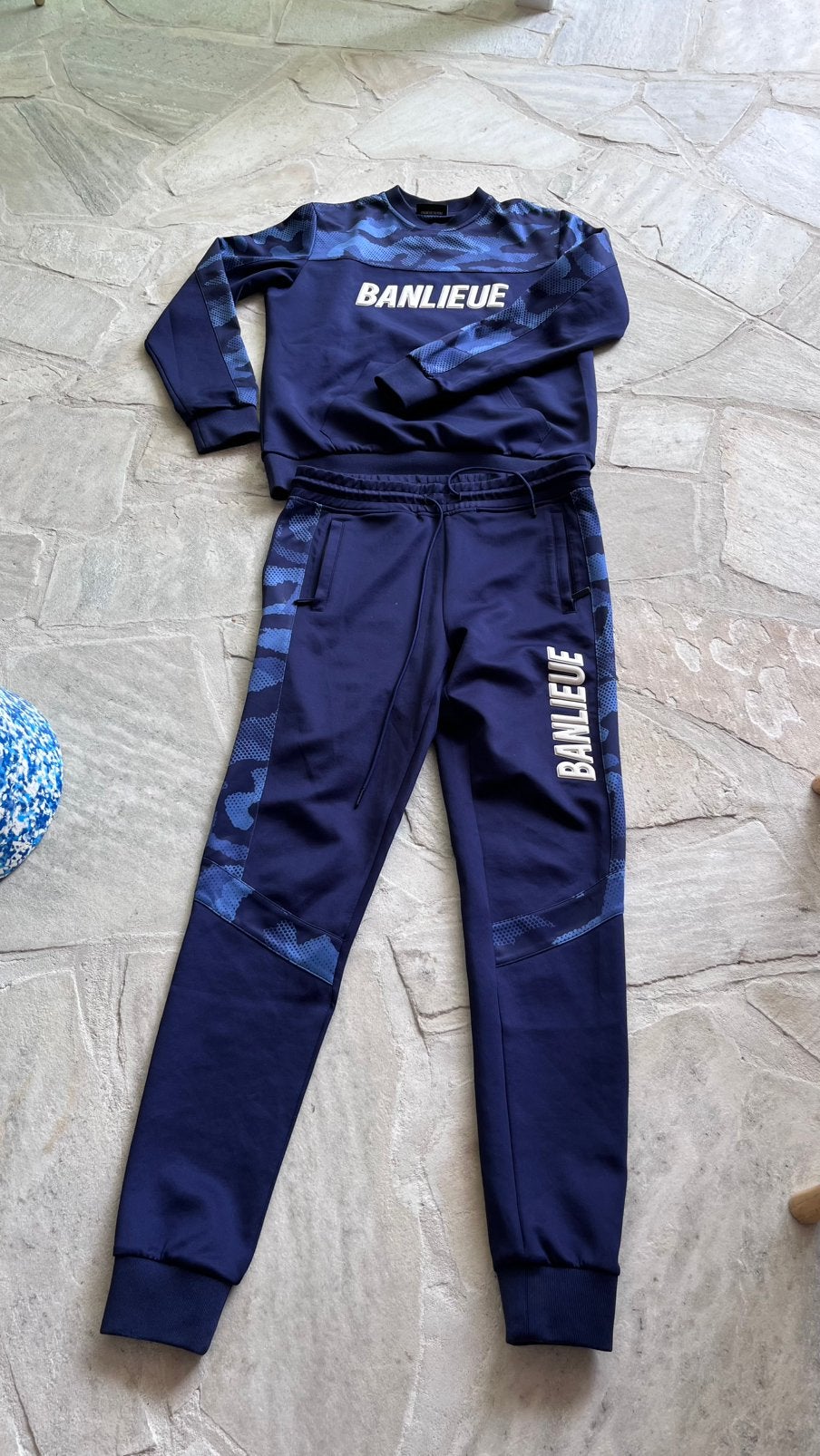 Trainingspak banlieue maat L donkerblauw witte accenten, Kleding | Heren, Sportkleding, Ophalen, Maat 52/54 (L), Blauw, Zo goed als nieuw