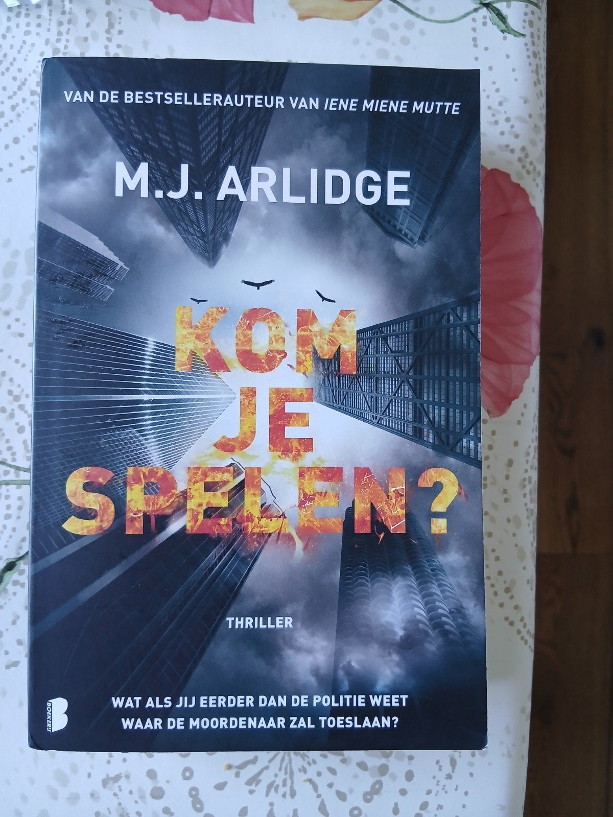 M.J. Arlidge - Kom je spelen? (Thriller), Boeken, Thrillers, Zo goed als nieuw, Europa overig, Ophalen of Verzenden