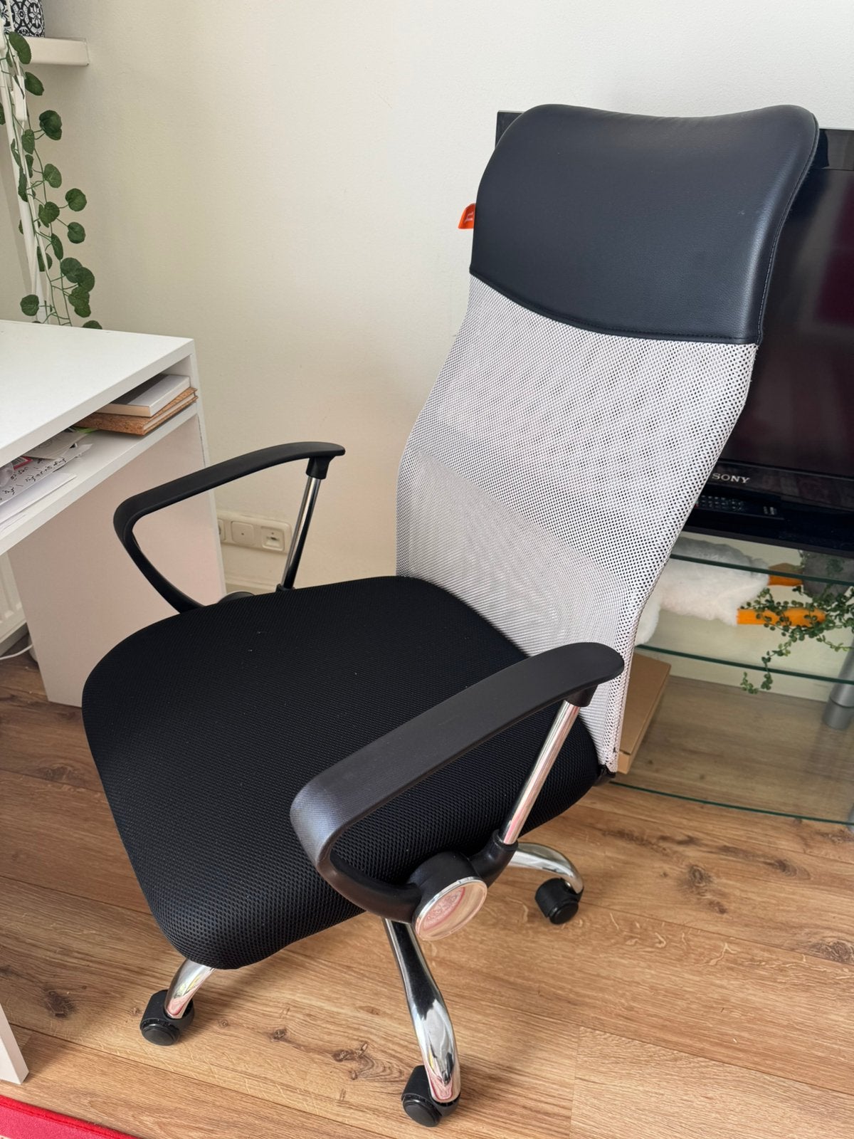 Desk, chair, and lamp, Ophalen, Zo goed als nieuw, Wit