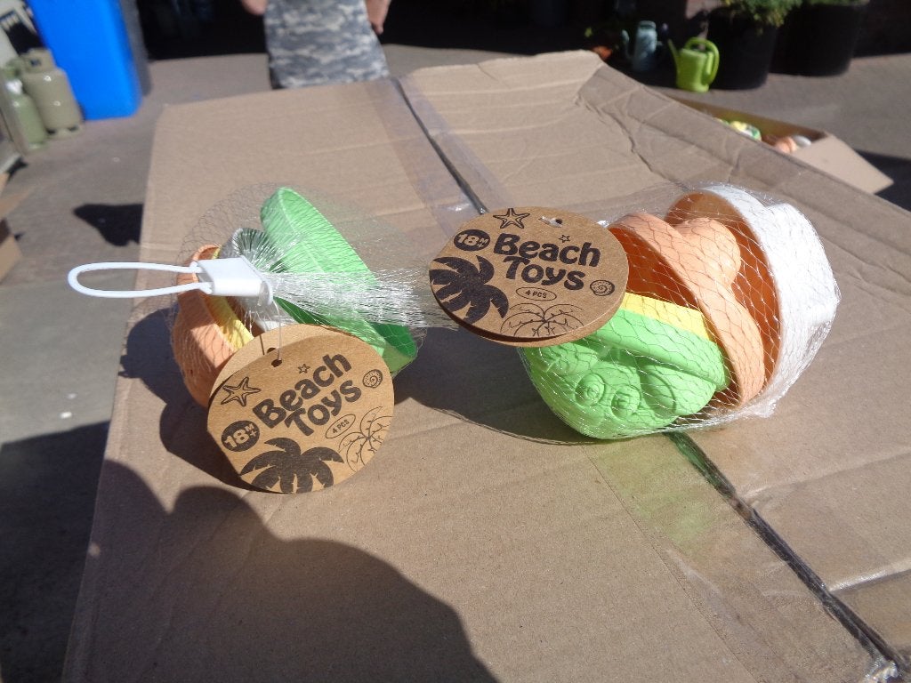 PARTIJ BEACHTOYS STRAND ZANDVORMPJES 4 PCS IN NETJE, ., Nieuw, Ophalen of Verzenden, .