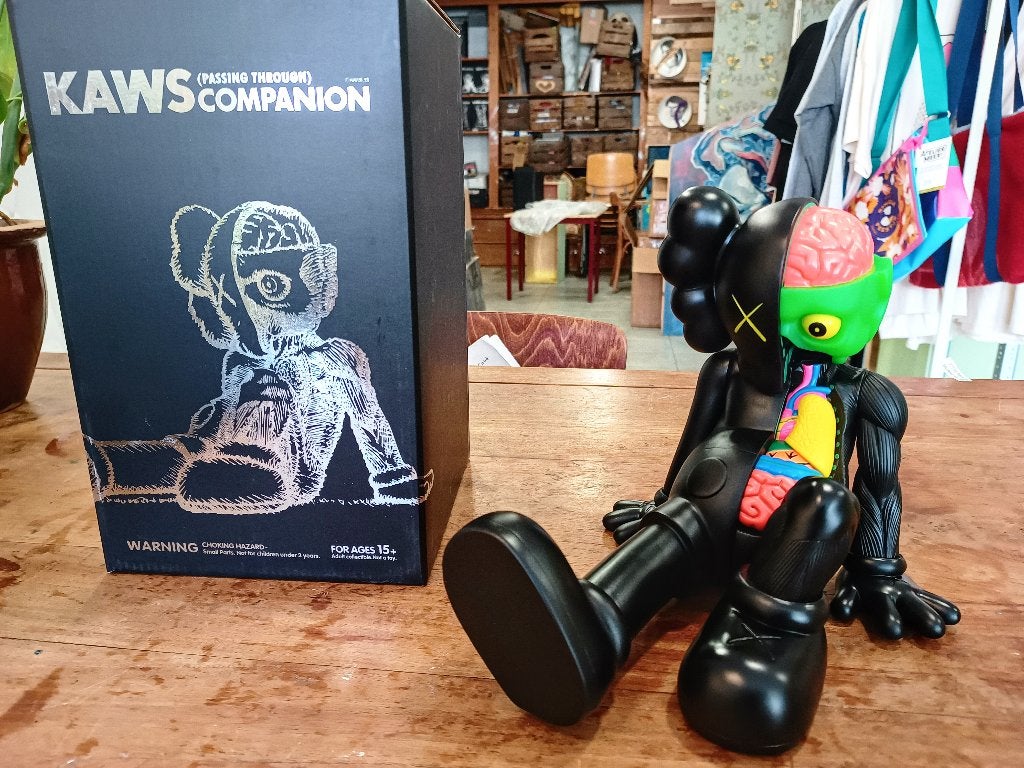 KAWS Resting Place - Brown (23cm) - High-End vinyl Art Toy, Ophalen of Verzenden, Zo goed als nieuw