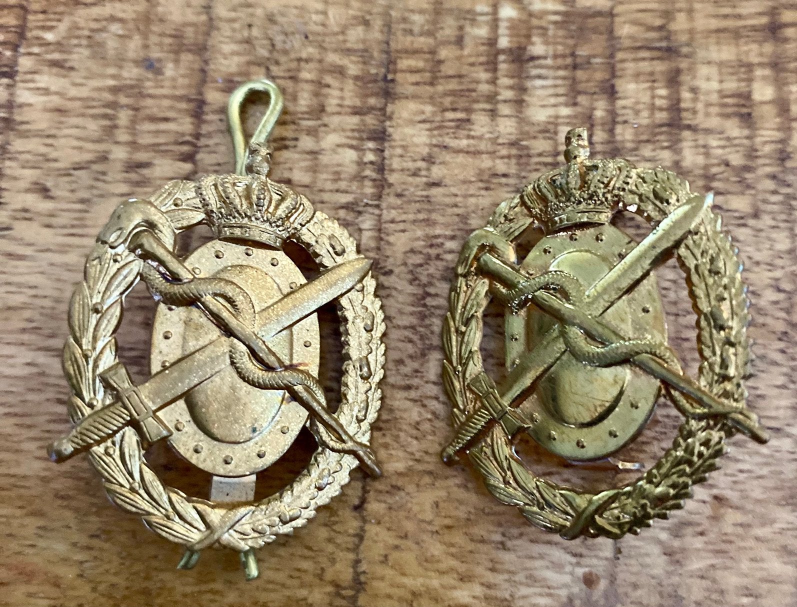 Twee Nederlandse schouderemblemen geneeskundige troepen, Verzamelen, Verzenden, Landmacht, Nederland, Embleem of Badge