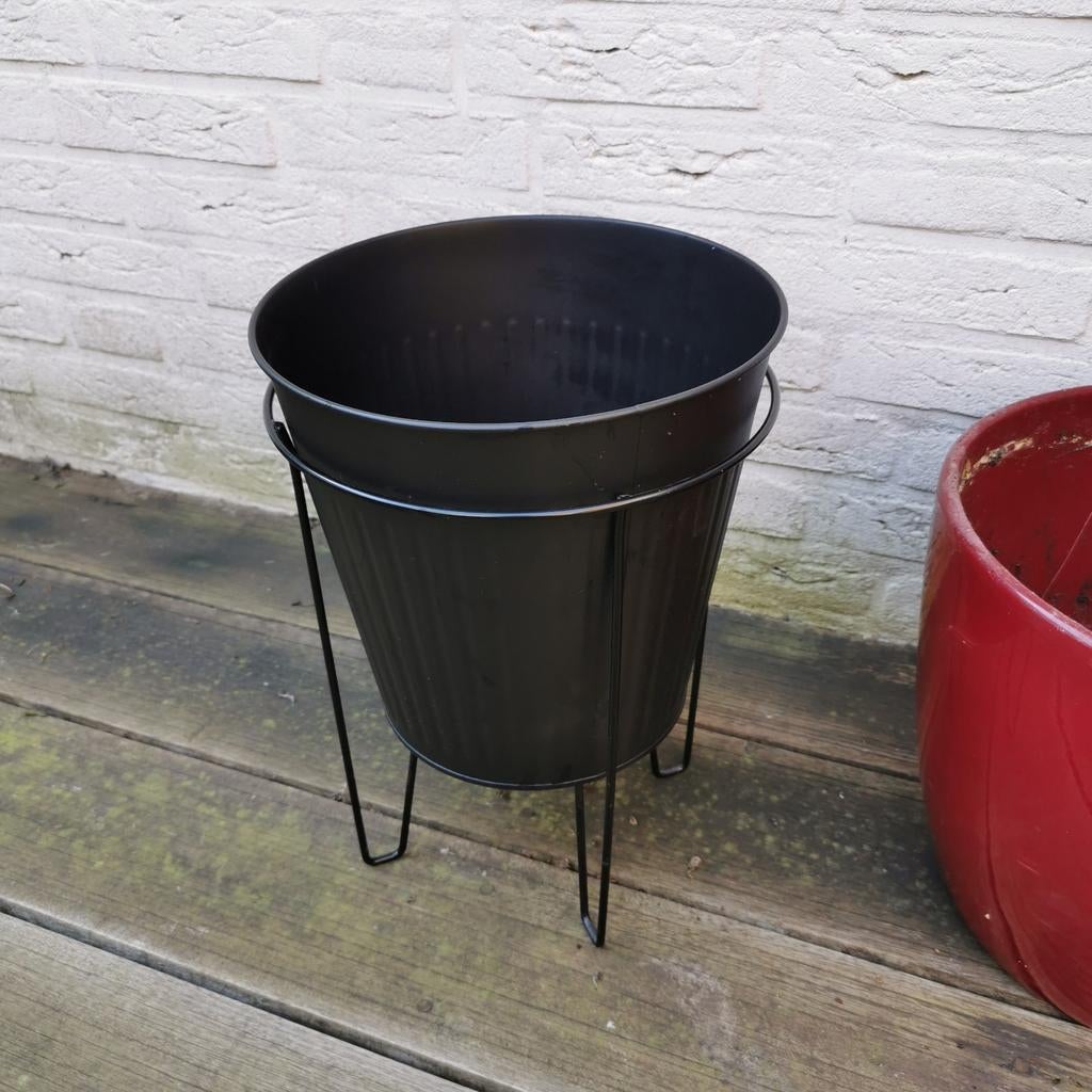 Zwarte bloempot op pootjes, Ophalen, Rond, Kunststof, Minder dan 30 cm
