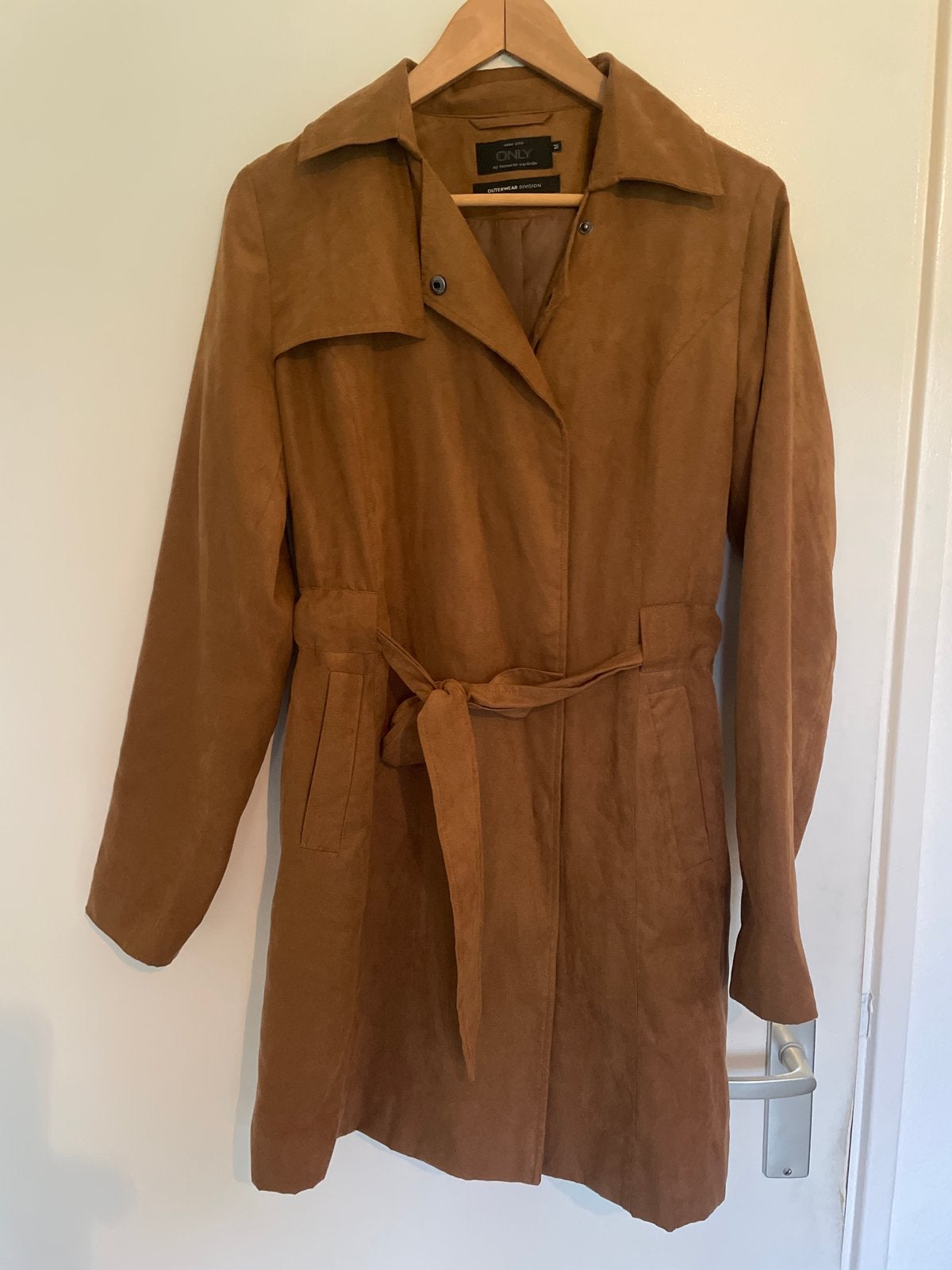 ONLY suède-look trenchcoat - Maat M, Ophalen of Verzenden, Zo goed als nieuw, Maat 38/40 (M), Bruin