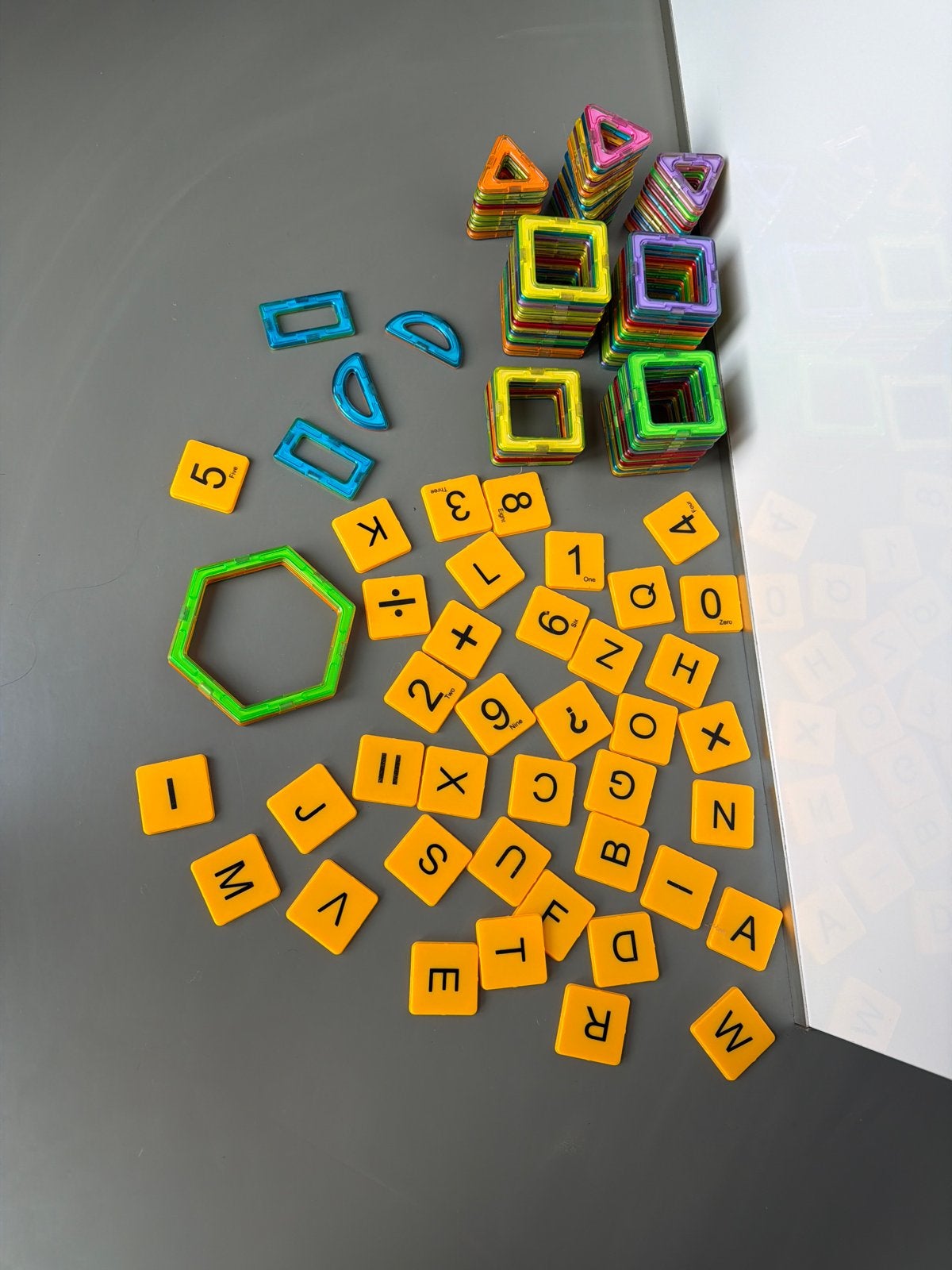 Magnetische bouwblokken en letter/cijfer tegels, Ophalen, Gebruikt, Overige merken