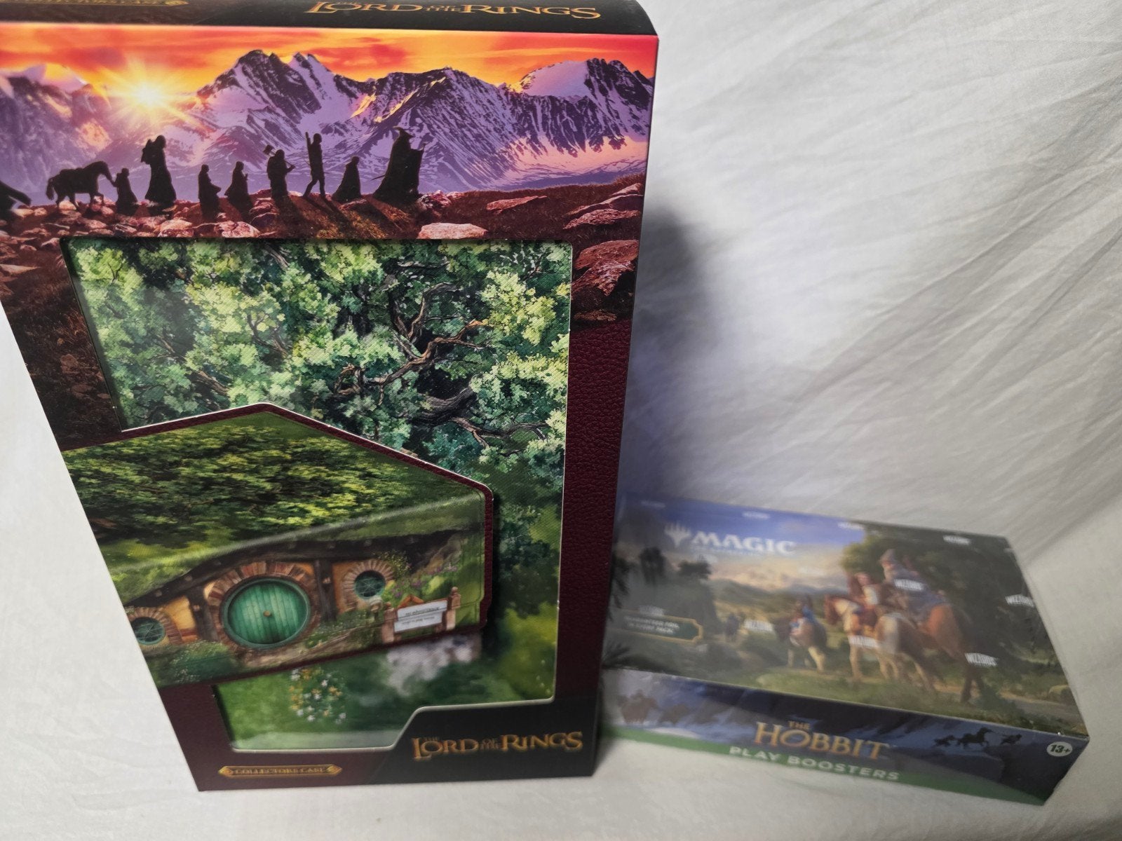 Mtg The hobbit bbox & Lord of the Rings  Deckbox. Lees info!, Ophalen of Verzenden, Zo goed als nieuw, Boosterbox, Foil
