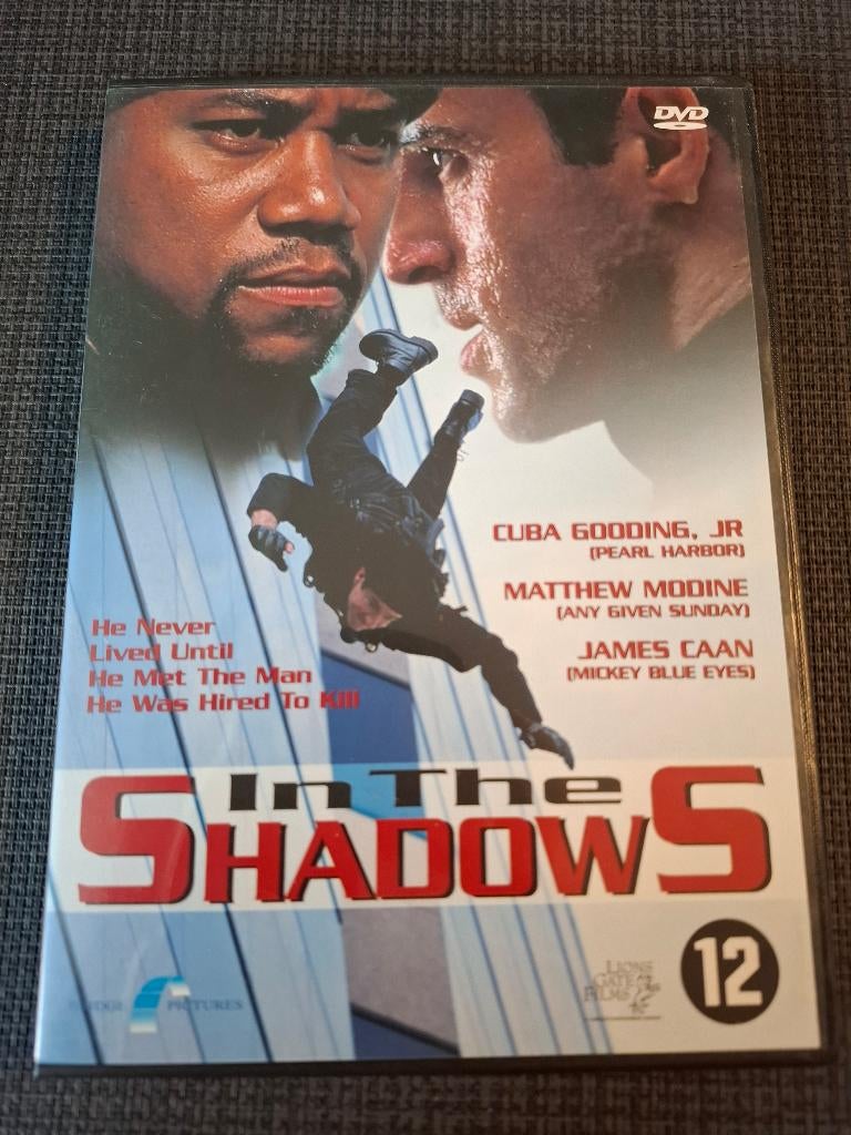 In The Shadows, Vanaf 12 jaar, Ophalen of Verzenden, Zo goed als nieuw, Detective en Krimi