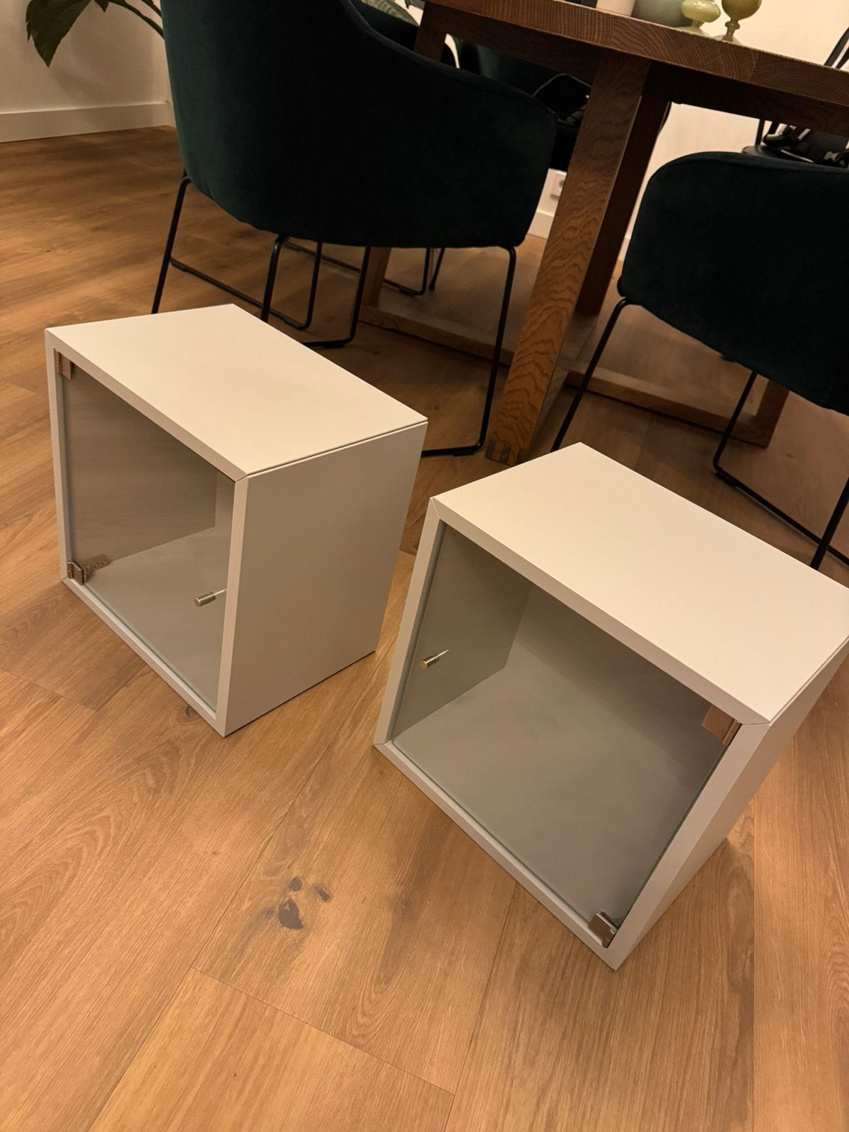 2x IKEA EKET bovenkast met vitrinedeur, lichtgrijs, Ophalen, Kunststof, Minder dan 45 cm, Zo goed als nieuw