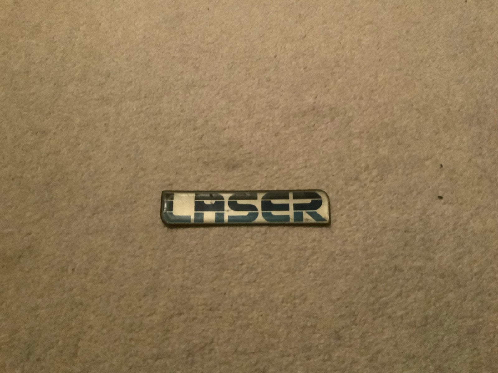 Ford Laser Embleem - Origineel en Zeldzaam, Auto-onderdelen, Klein materiaal, Ophalen of Verzenden, Gebruikt, Ford