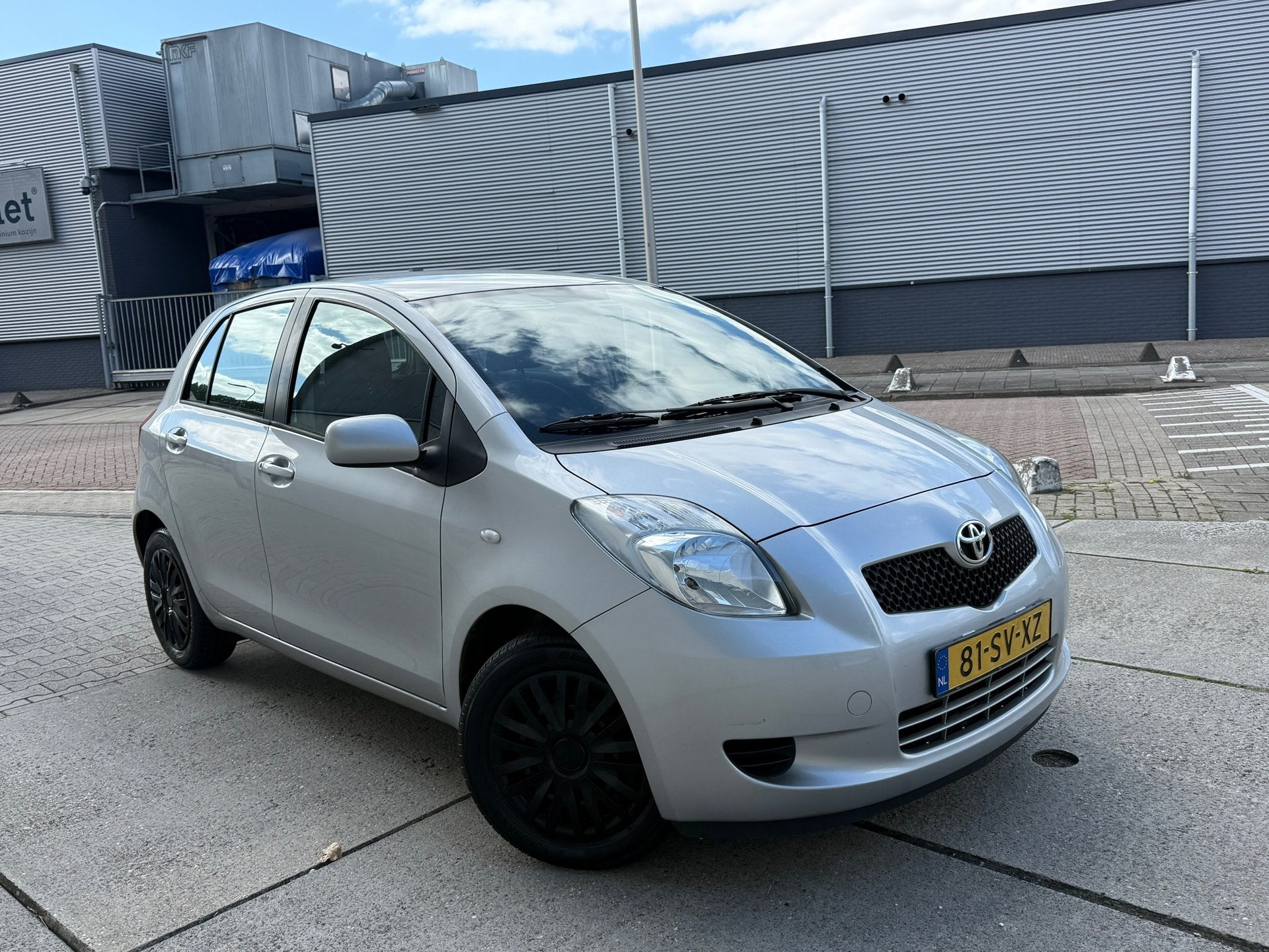 Toyota Yaris 1.3 VVTi Sol MMT AUTOMAAT NEW APK 5 DR, Auto's, Dealer onderhouden, 40 €/maand, 750 kg, 4 cilinders