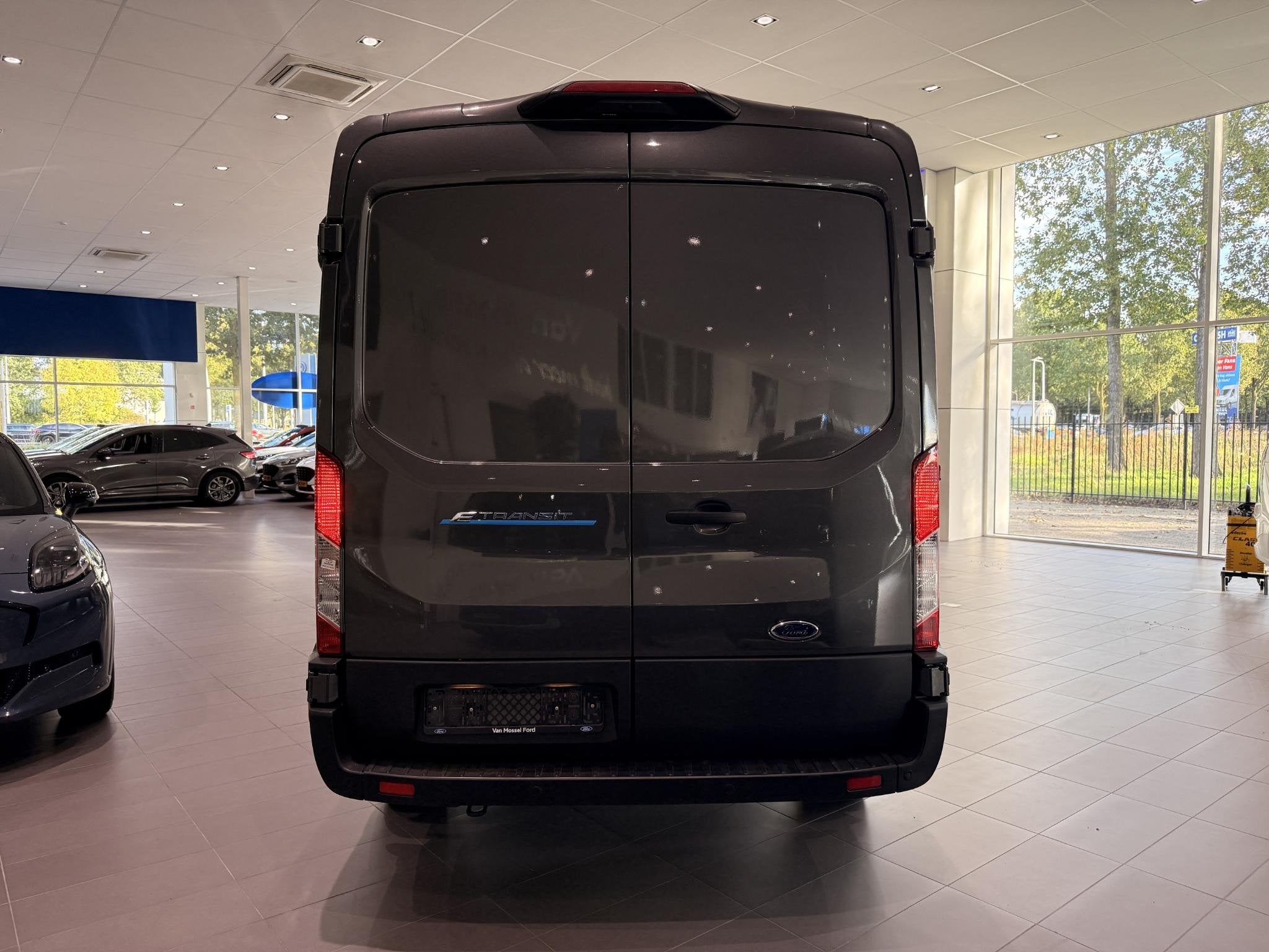 Ford E-Transit 350 L2H2 Trend 68 kWh 25KM auto niet gebruikt, 12 maanden, Gebruikt, Origineel Nederlands, Ford