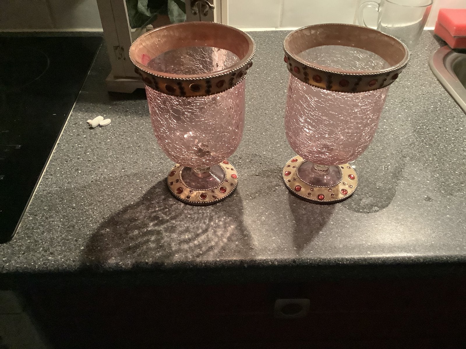Twee mooie glazen, ideaal om te gebruiken als decoratie, Ophalen, Zo goed als nieuw