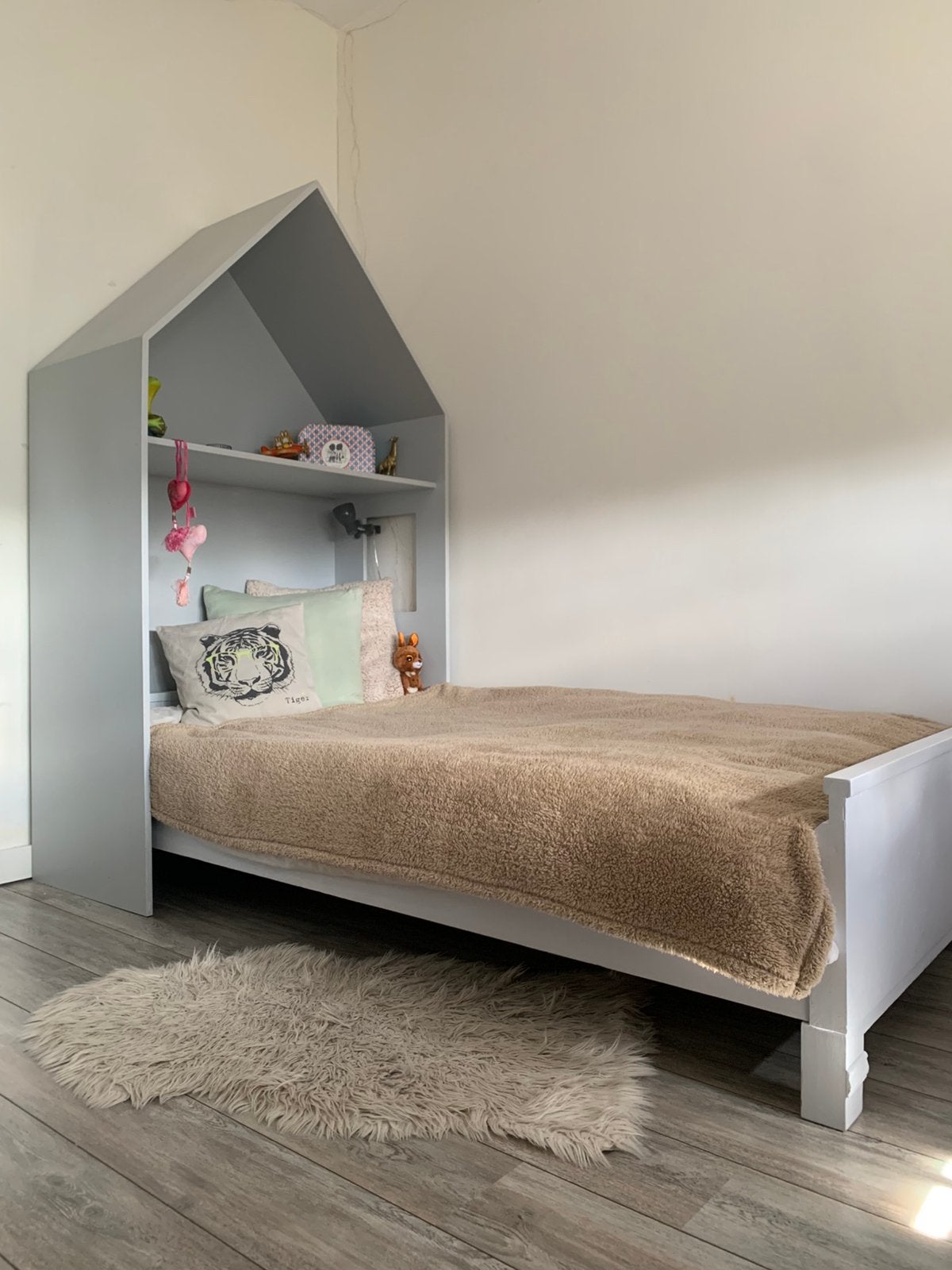 Eenpersoons kinderbed met huisjeshoofdeinde en opbergruimte, Gebruikt, 90 cm, Eenpersoons, Authentiek broccante / Frans klassiek