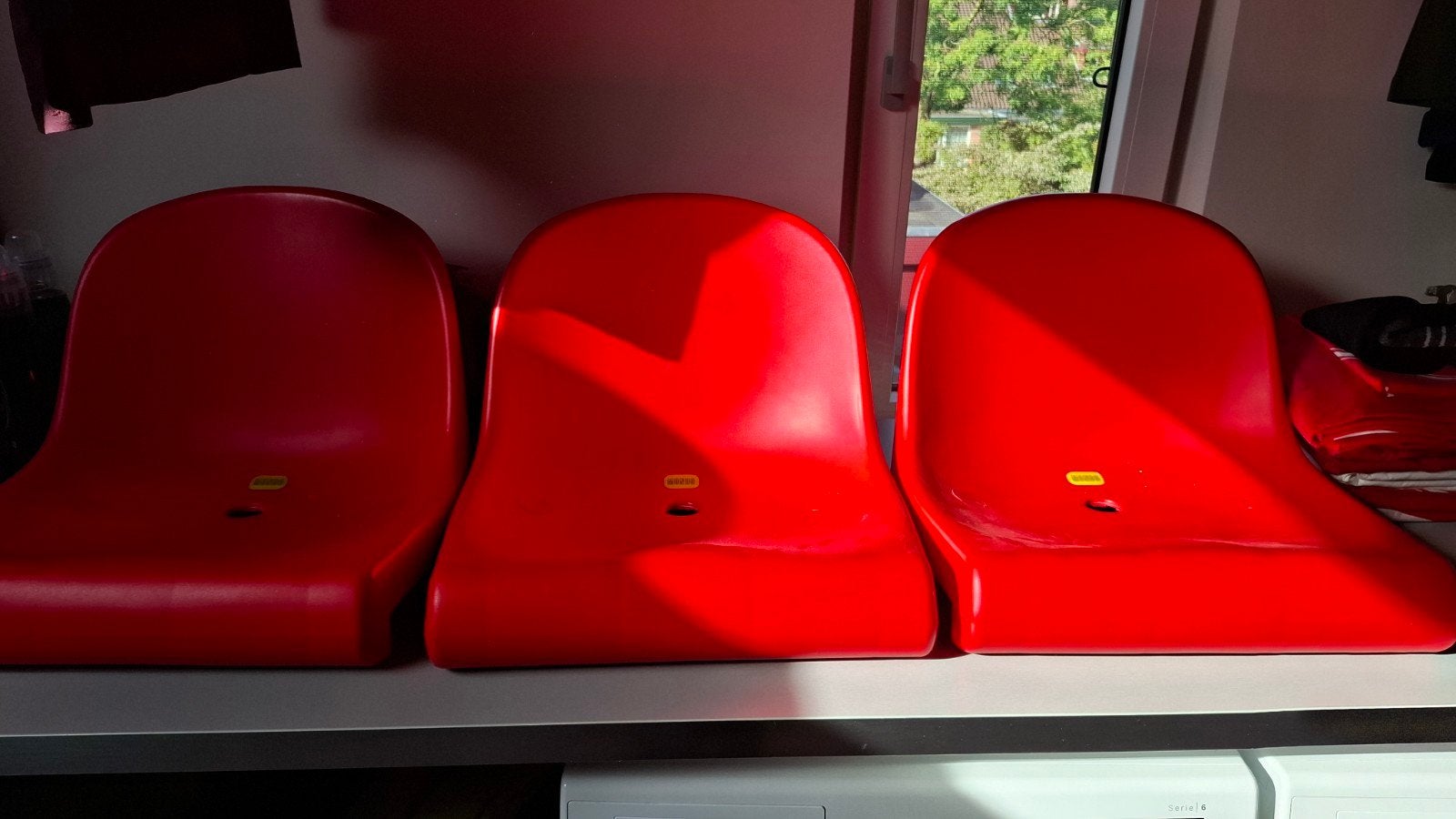 3x Mondo Stadionstoelen - Rood, Huis en Inrichting, Ophalen, Kunststof, Gebruikt, Drie