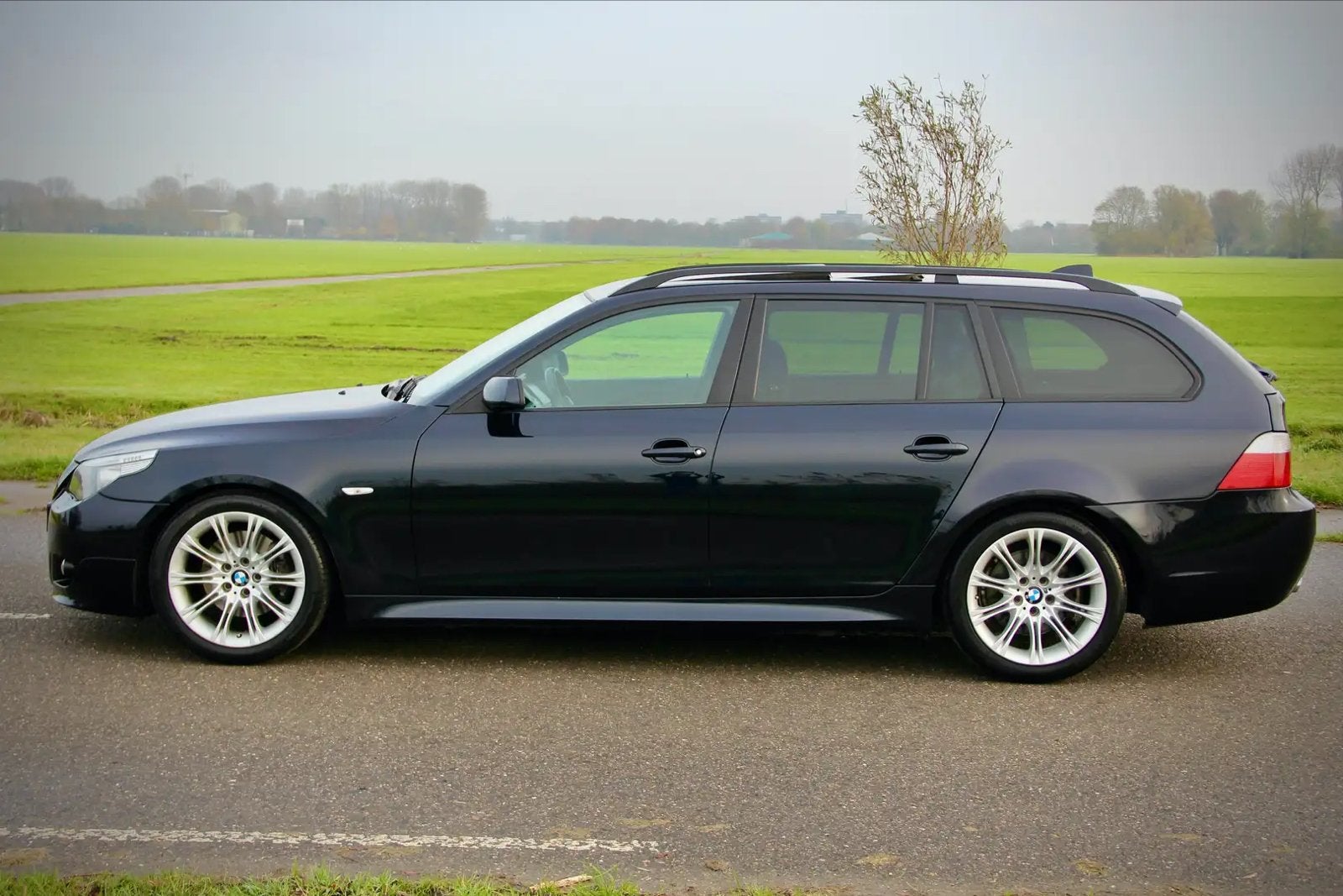 BMW 530i touring, full options en carplay, Auto's, Automaat, Achterwielaandrijving, Zwart, Stationwagon
