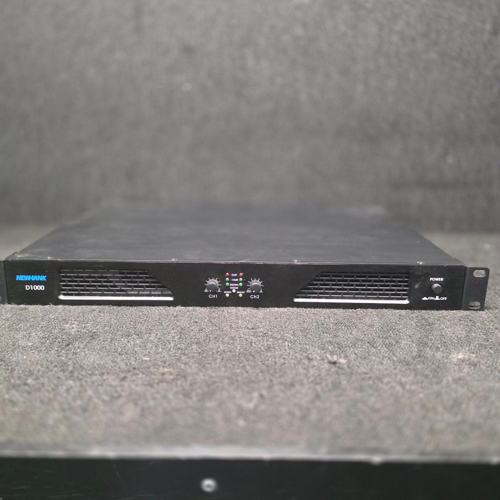 NEWHANK  D1000   2 x 500 watt   versterker 1HE