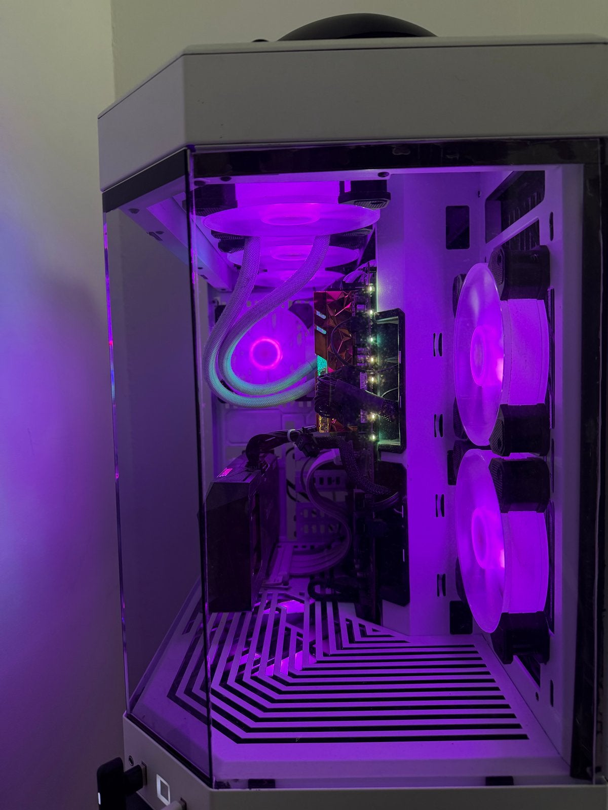 Foto 3 van Gaming PC + 3 schermen – RTX 3060 Ti |Ryzen 5|32GB RGB|HYTE