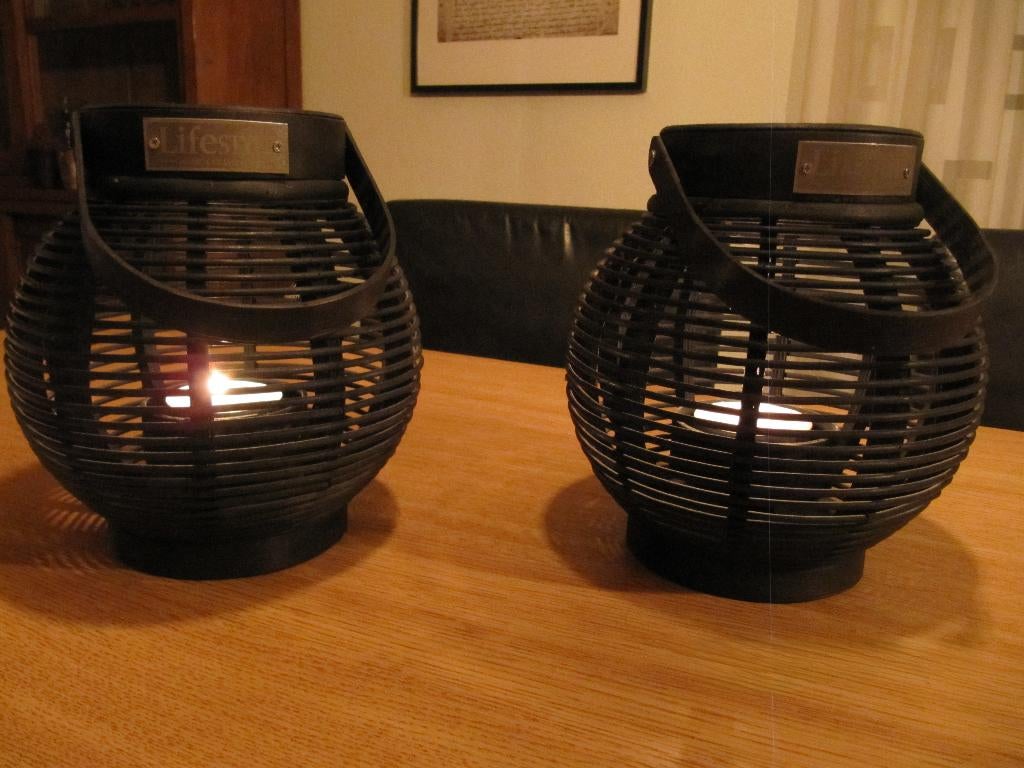 Twee rotan lantaarns windlichten lantaarns Lifestyle, Ophalen of Verzenden, Zo goed als nieuw, Zwart, Overige materialen