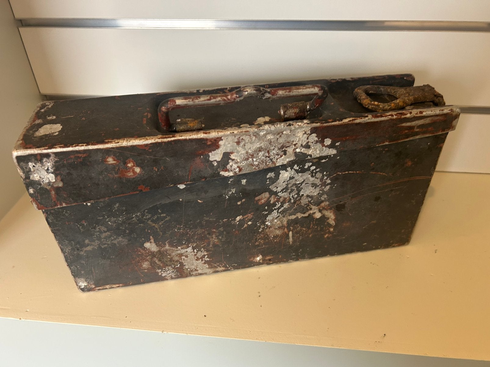 MG munitie kist 3 met kogelgat, Ophalen, Duitsland, Kist of Geocache