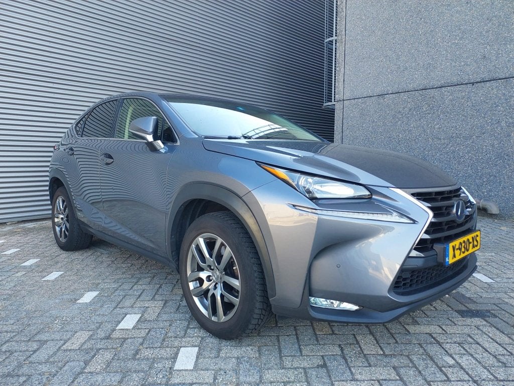 Lexus NX 300h Hybrid 197pk AWD CVT 2017 Grijs, Auto's, Lexus, Automaat, 1760 kg, Leder, Dealer onderhouden