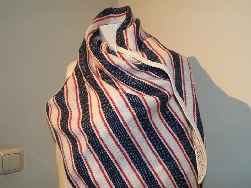 POM Amsterdam mooie grote shawl driehoek rood wit blauw, Verzenden, Maat 46/48 (XL) of groter, Zo goed als nieuw, Sjaal
