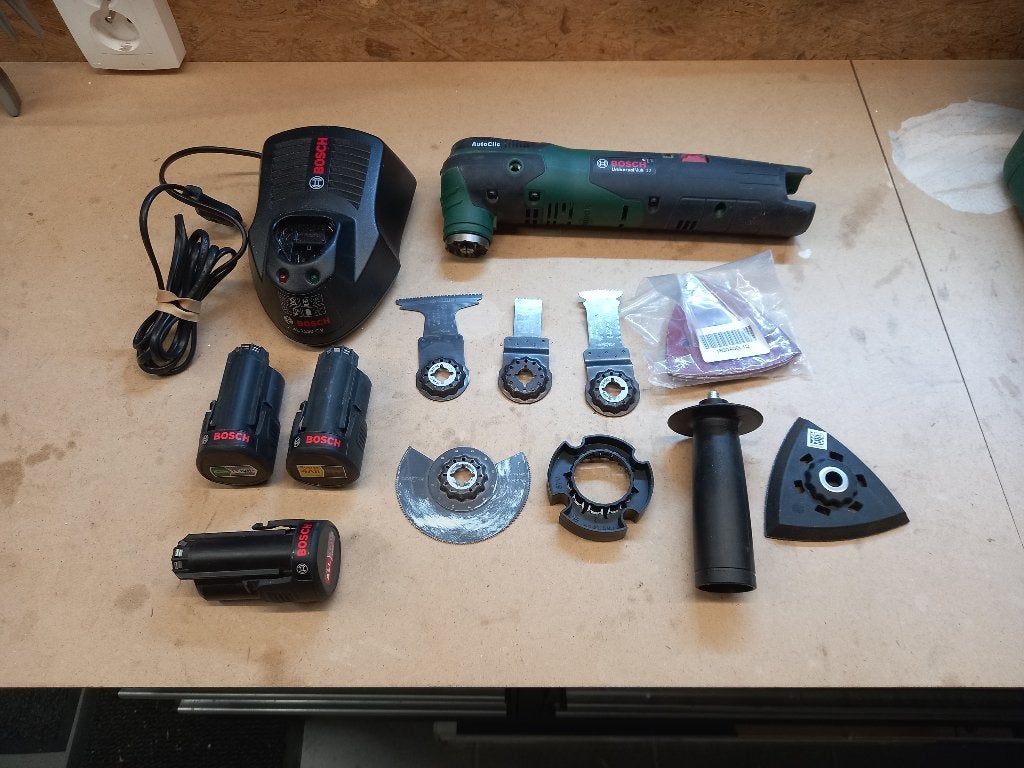 bosch universalmulti 12 + 3 batterijen + lader + diverse acc, Ophalen of Verzenden, Gebruikt