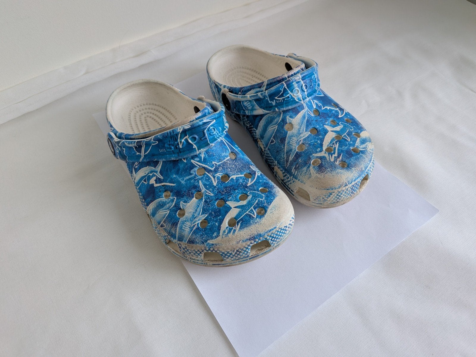 CROCS Kids Klompen Maat J2 (EUR 33-34) Blauw met Haaienprint, Jongen of Meisje, Schoenen, Ophalen of Verzenden, CROCS