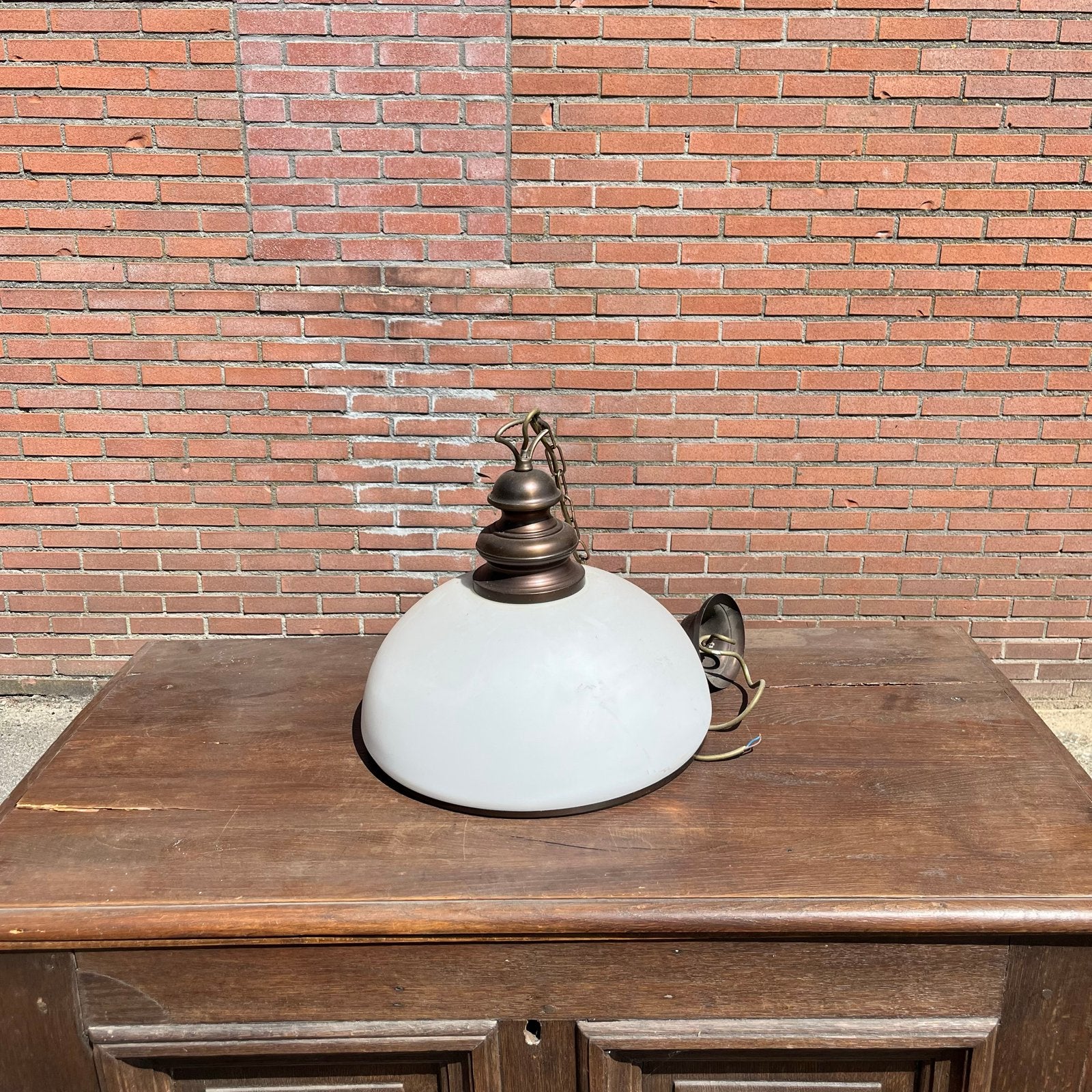 Vintage hanglamp met opaalglas en messing accenten, Ophalen of Verzenden, Gebruikt, Glas, E27 (groot)
