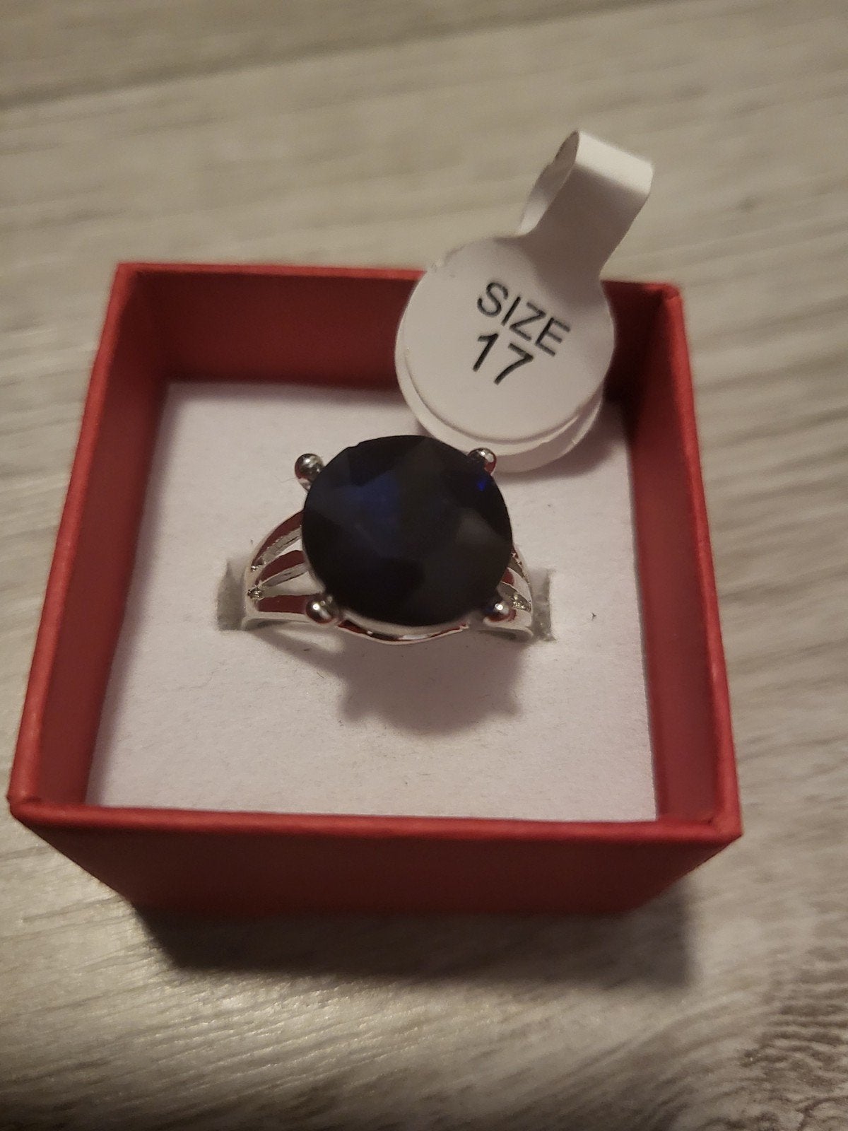 Nieuwe ring met donkerblauwe steen, maat 17, Sieraden, Tassen en Uiterlijk, Ringen, Blauw, Nieuw, Ophalen of Verzenden, 17 tot 18