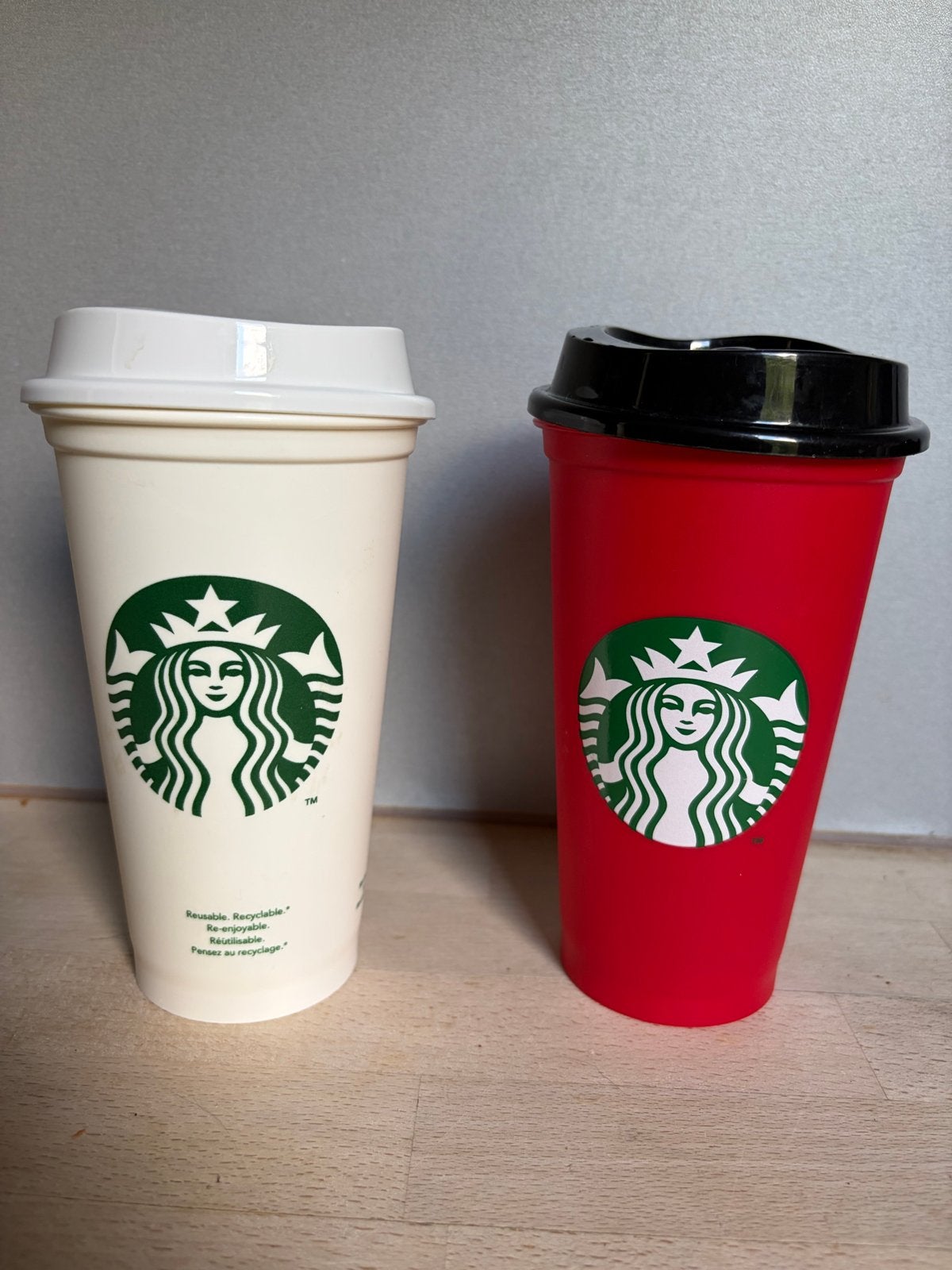Starbucks herbruikbare bekers - wit en rood, Overige typen, Kunststof, Ophalen of Verzenden, Zo goed als nieuw
