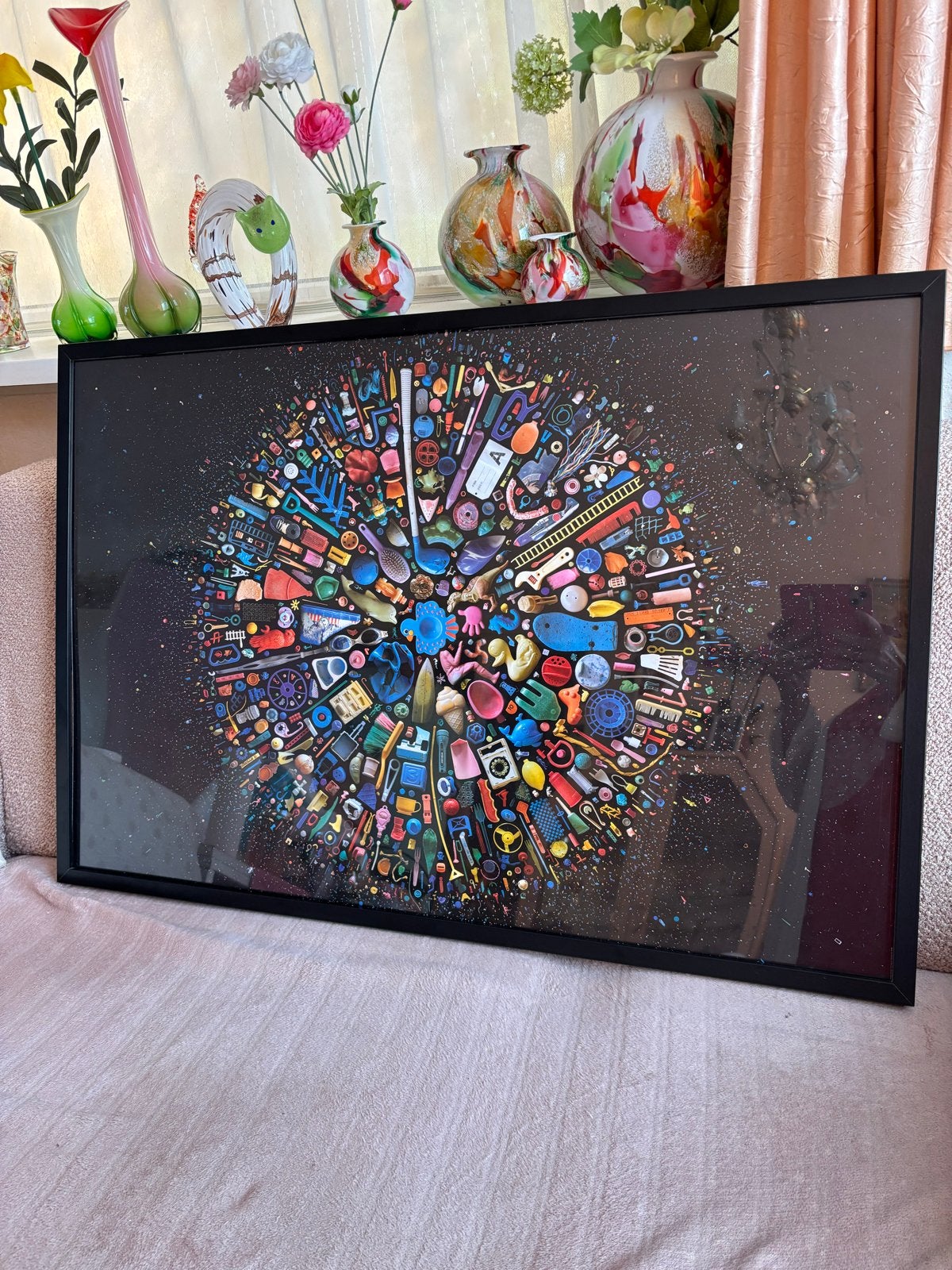 Ingelijste Kunstprint: Kleurrijke Objecten Compositie, Antiek en Kunst, Ophalen