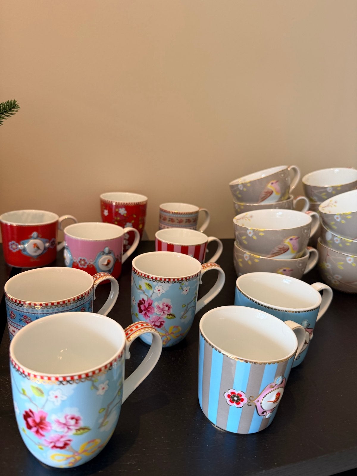 26 items Pip Studio servies: diverse kopjes en kom, Huis en Inrichting, Gebruikt, Pip Studio, Ophalen of Verzenden, Overige stijlen