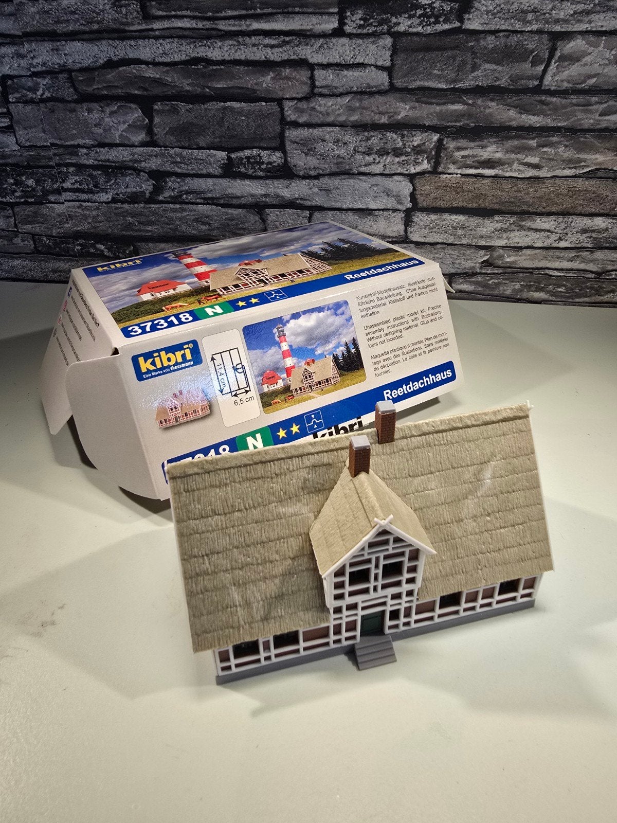 Kibri huis met rieten dak N spoor trein 1:160, Hobby en Vrije tijd, Modeltreinen | N-Spoor, Overige merken, Gelijkstroom of Wisselstroom