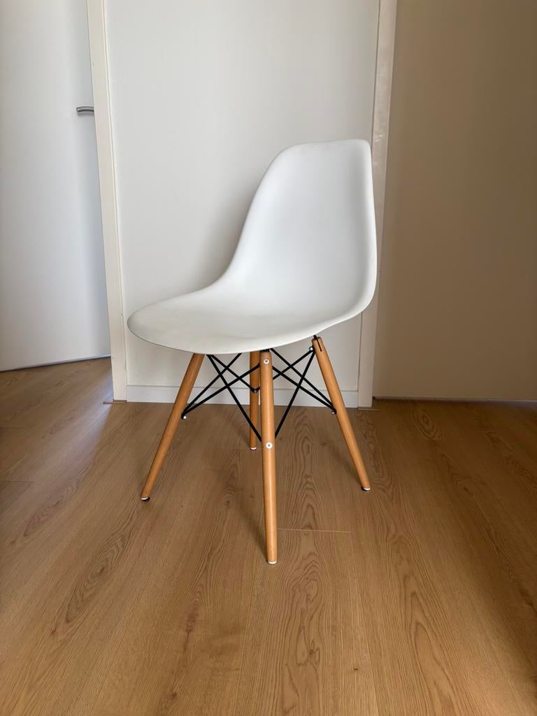 4 witte kuipstoelen (Scandinavisch / Eames stijl), Ophalen, Kunststof, Gebruikt, Wit