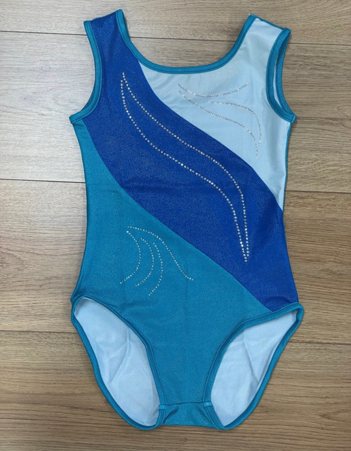 Nieuw blauw/groen turnpakje - maat 128/134, Sport en Fitness, Turnen, Blauw, Nieuw, Turnpak(je), Kindermaat 122 t/m 140