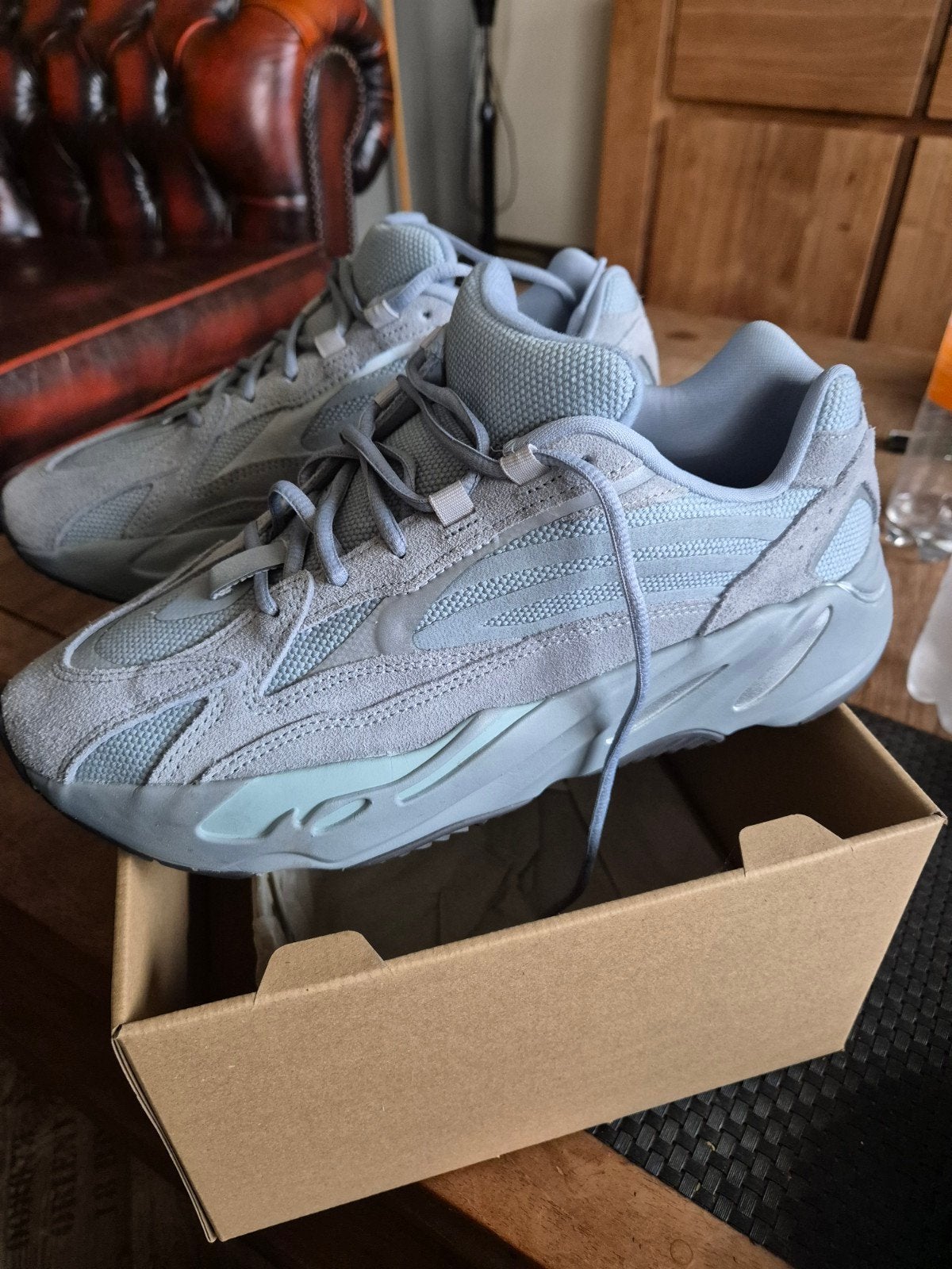 Yeezy Boost 700 V2 'Hosblu' Maat 44,5, Kleding | Heren, Schoenen, Blauw, Nieuw, Ophalen of Verzenden, Sneakers of Gympen