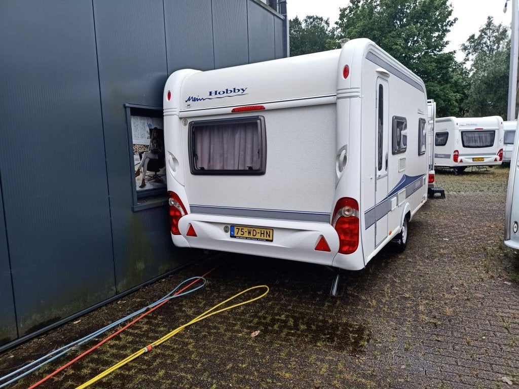 Hobby Excellent 410 SE, Mover en Voortent!! (zondag open), Hobby, Bedrijf, Treinzit, 750 - 1000 kg