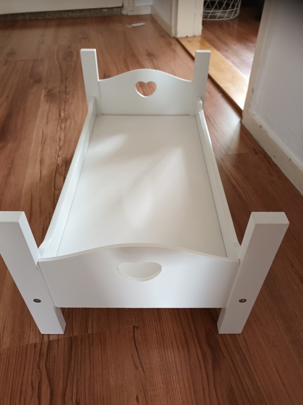 Wit poppenbedje met hartjesuitsparing, Kinderen en Baby's, Speelgoed | Poppen, Ophalen, Zo goed als nieuw, Babypop