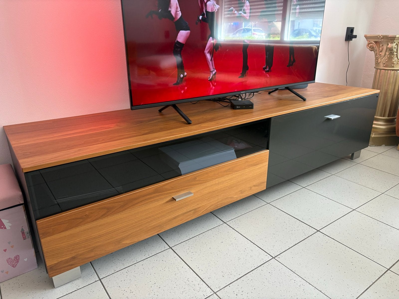 Modern TV-meubel met opbergruimte en glazen element, Ophalen, Gebruikt, 200 cm of meer, Minder dan 100 cm