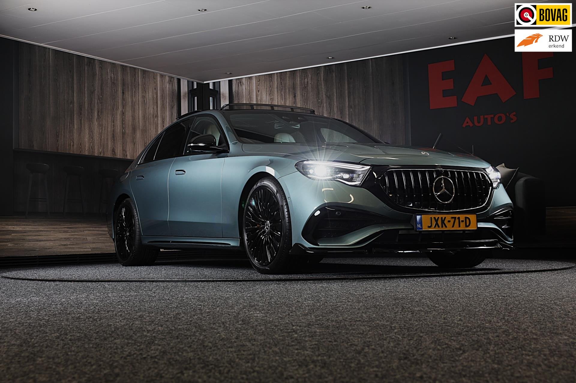 Mercedes-Benz E-klasse 300 e AMG 53 Look / HYPERSCREEN / Mas, Auto's, Automaat, Dealer onderhouden, Achterwielaandrijving, Gebruikt