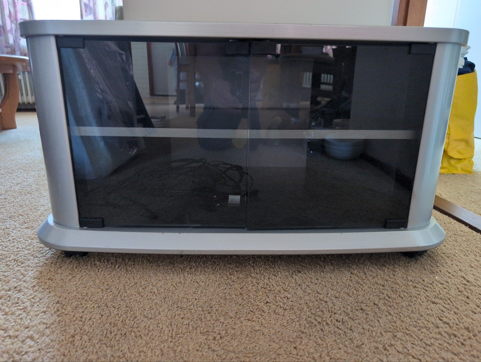 Nette houten tv meubel op wielen, Huis en Inrichting, Ophalen
