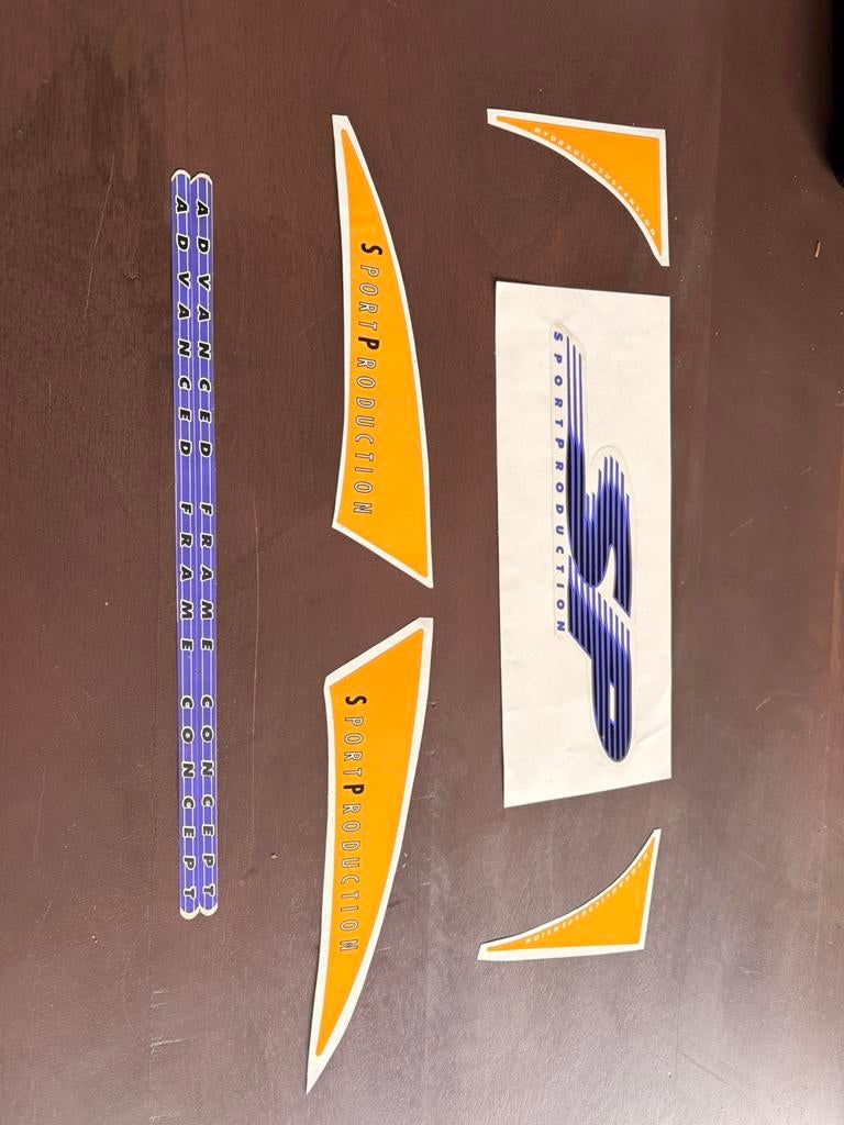 Gilera runner stickers paars geel, Eén persoon
