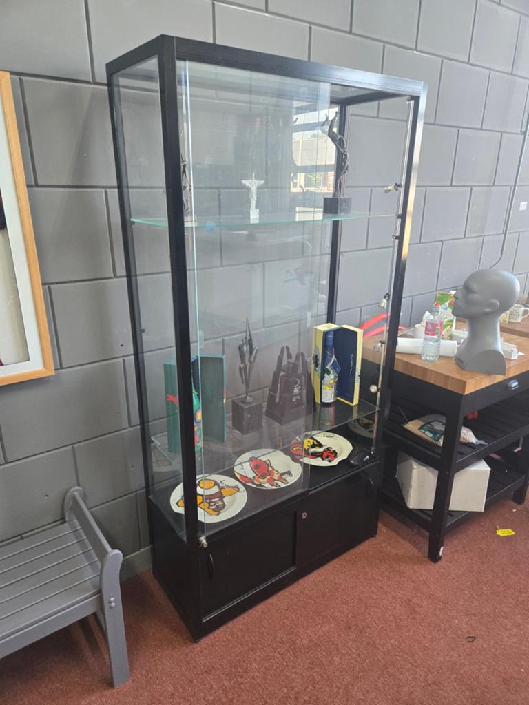 Mooie vitrinekast met onderkast, verlichting en slot, Ophalen, 50 tot 100 cm, Glas, 150 tot 200 cm
