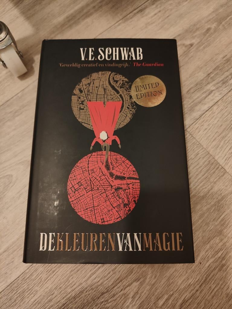 De Kleuren van Magie - V.E. Schwab (Limited Edition), Boeken, Ophalen of Verzenden, Nieuw, V.E. Schwab