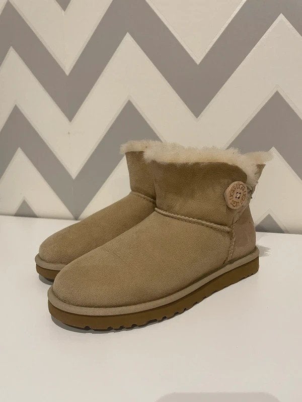 UGG Mini Bailey Button Sand, UGG, Beige, Lage of Enkellaarzen, Ophalen of Verzenden