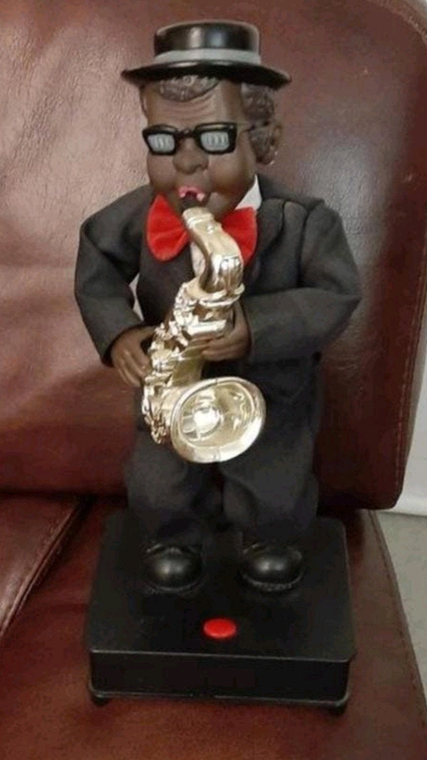 Muzikant met saxofoon speelt en danst, Ophalen of Verzenden