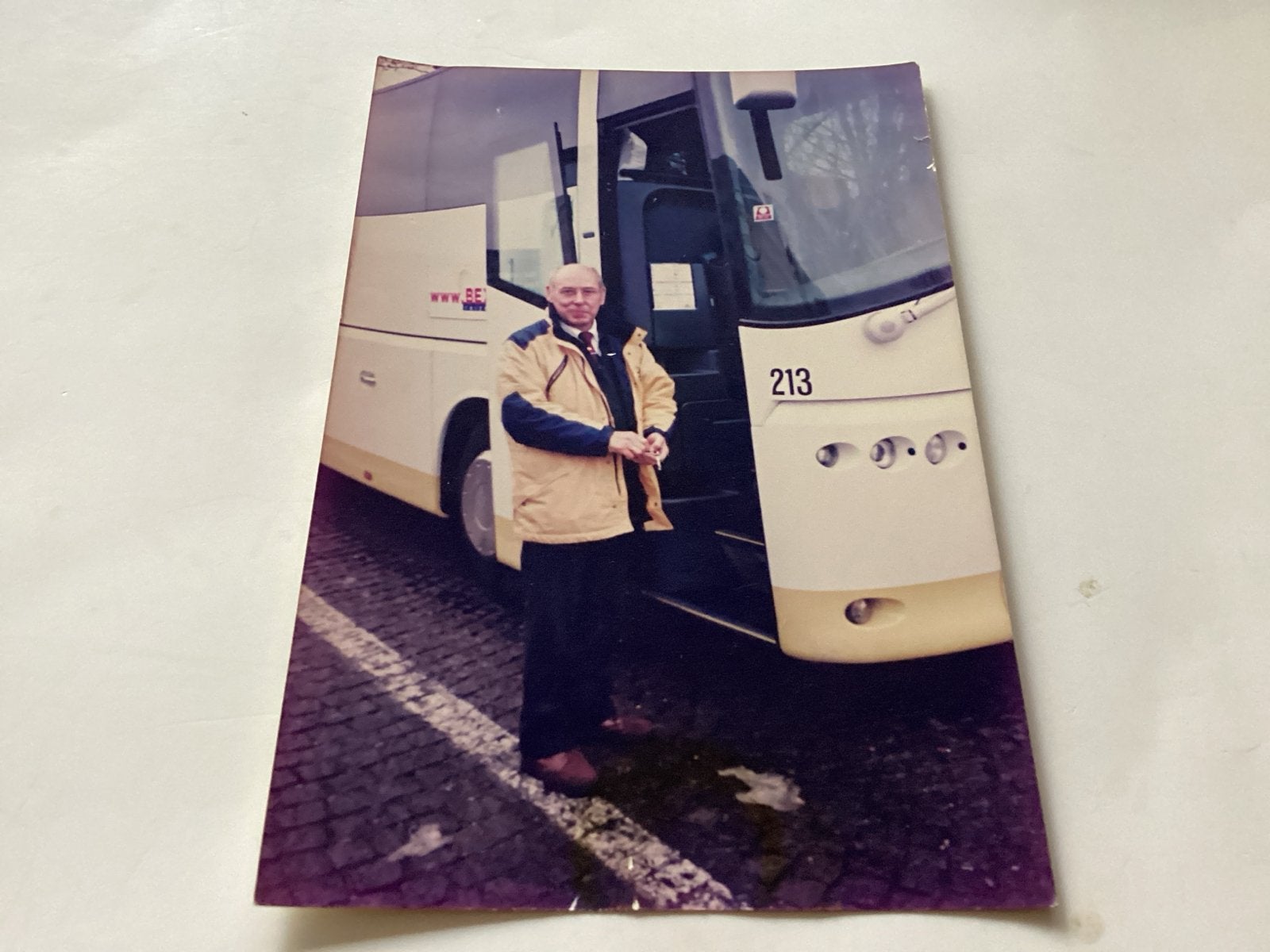 J Koopnes Arnhem man voor bus - J.J. Hoogendijk, Gebruikt, 1980 tot heden, Foto, Ophalen of Verzenden