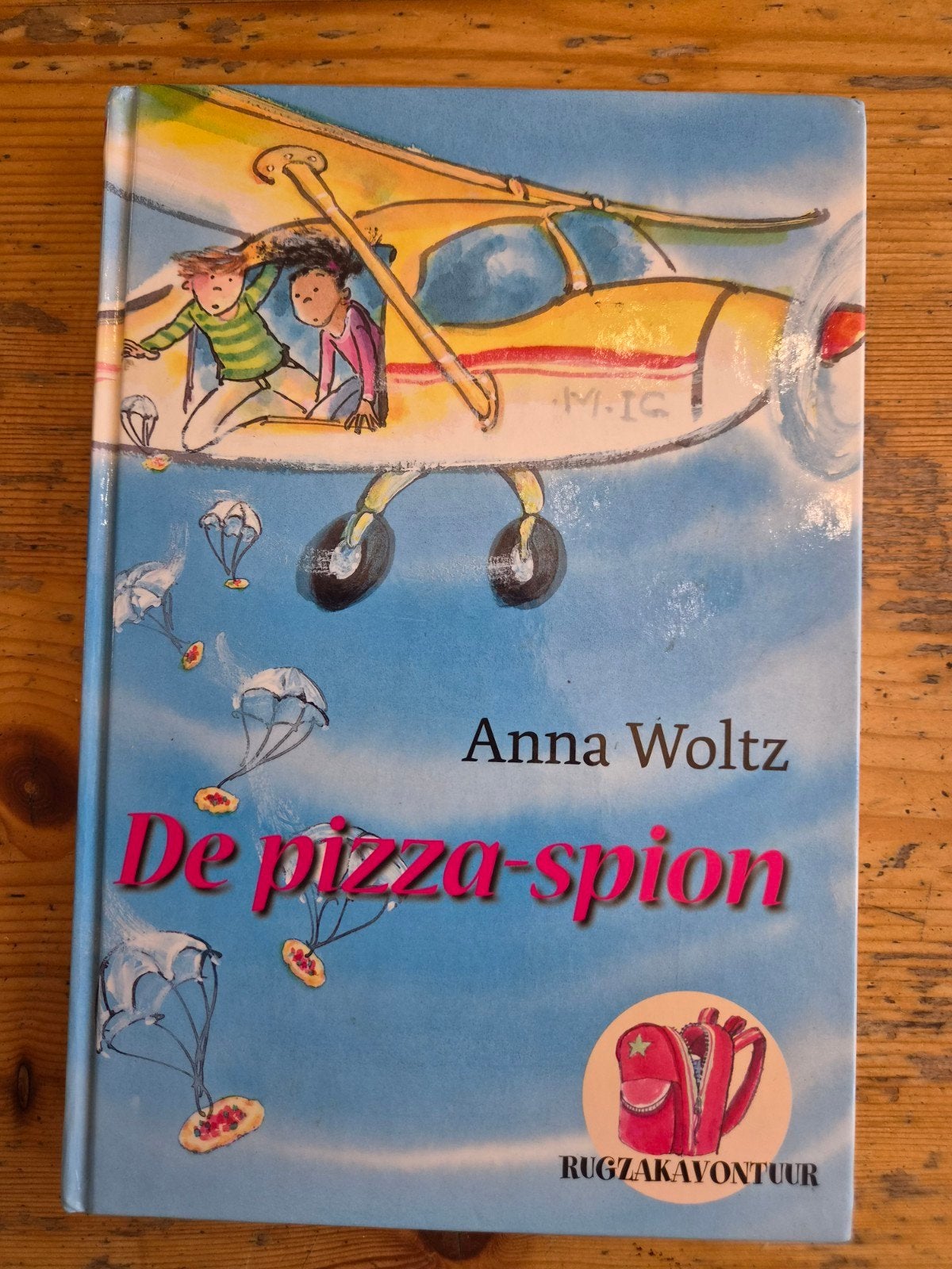 De pizza-spion - Anna Woltz (Rugzakavontuur), Boeken, Ophalen of Verzenden, Gelezen, Anna Woltz, Fictie
